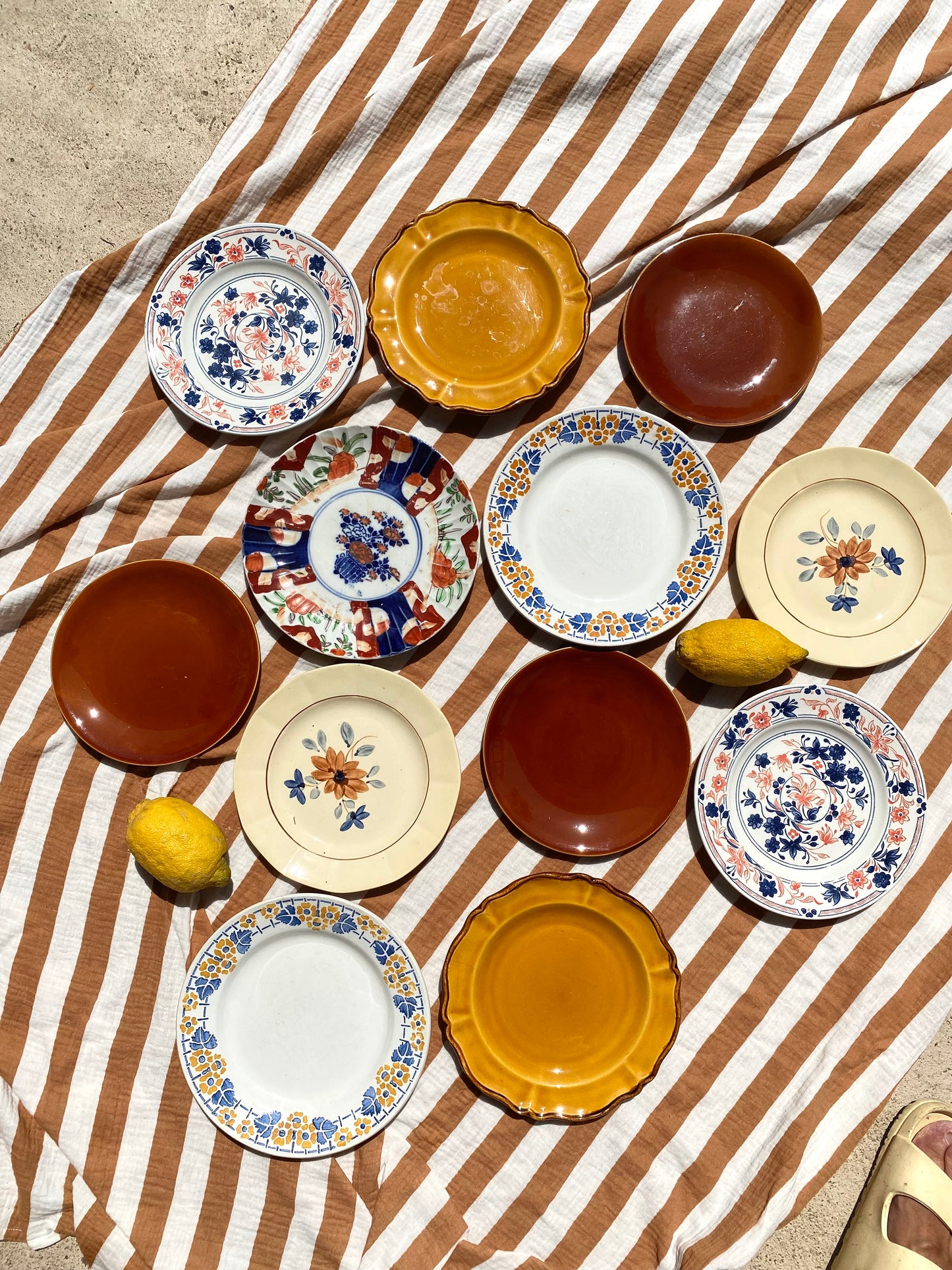 Ensemble de 12 assiettes anciennes dépareillées