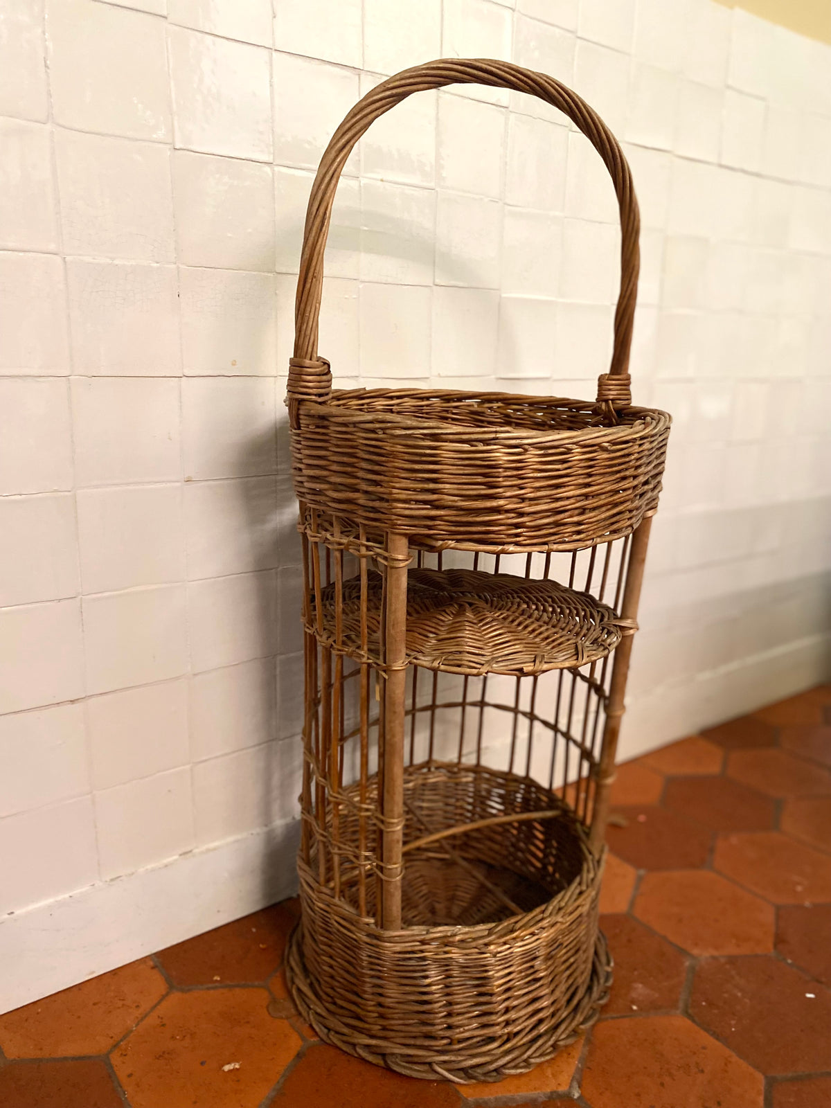 Panier en osier à trois niveaux avec anse haute, vintage