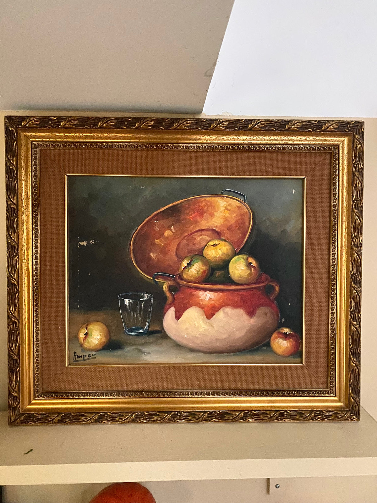 Nature morte aux pommes et chaudron de cuivre, huile sur toile milieu du XXe siècle.