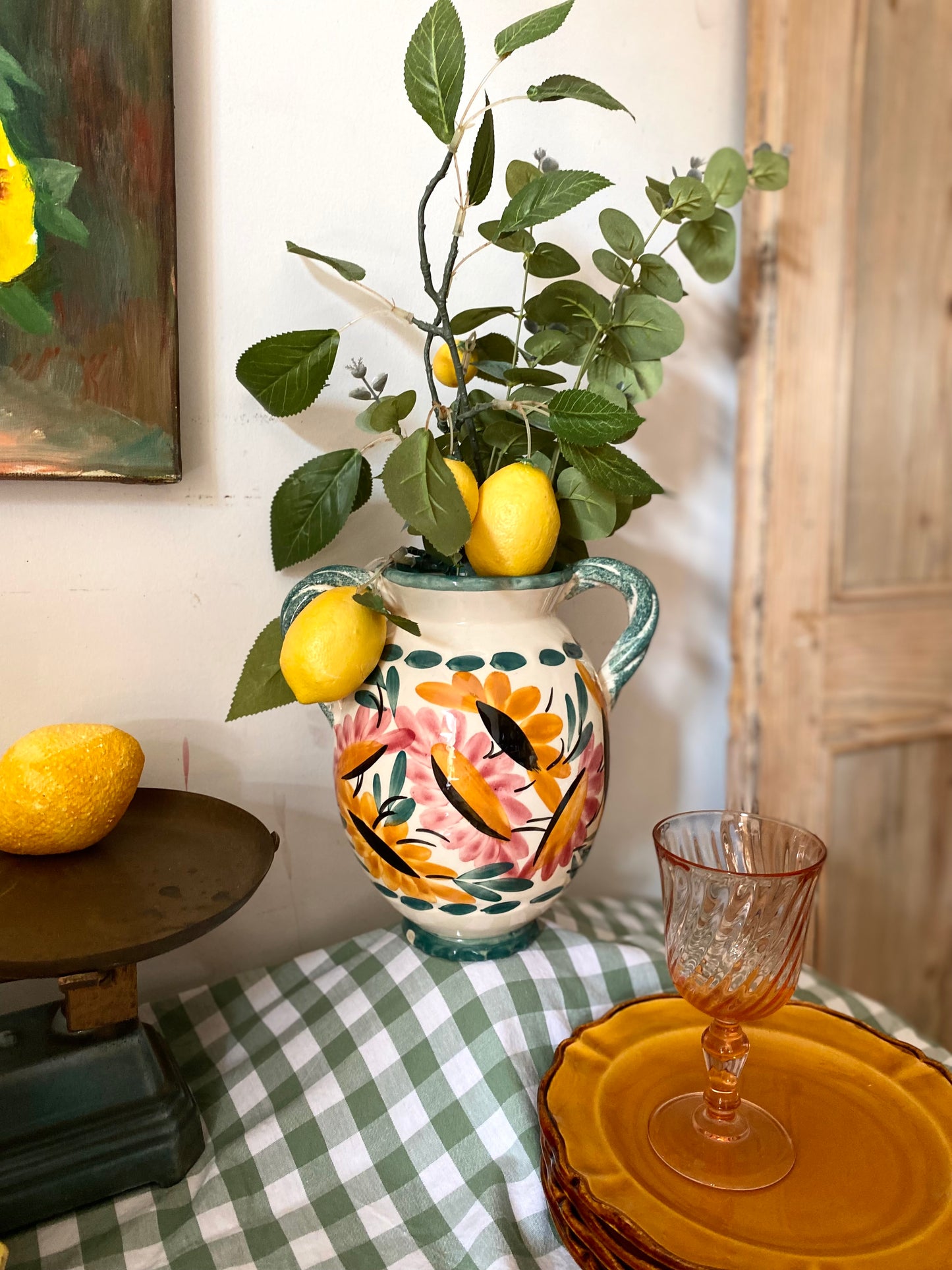 Vase à deux anses en céramique peinte, décor floral