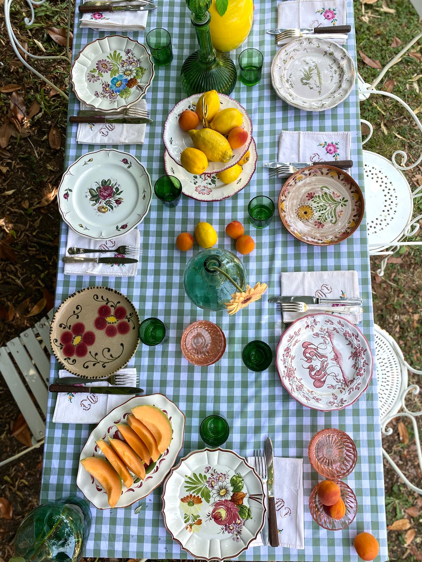 Exceptionnel ensemble de 15 grandes assiettes dépareillées