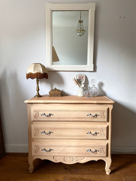 Commode de style à trois tiroirs en bois ancien rénové