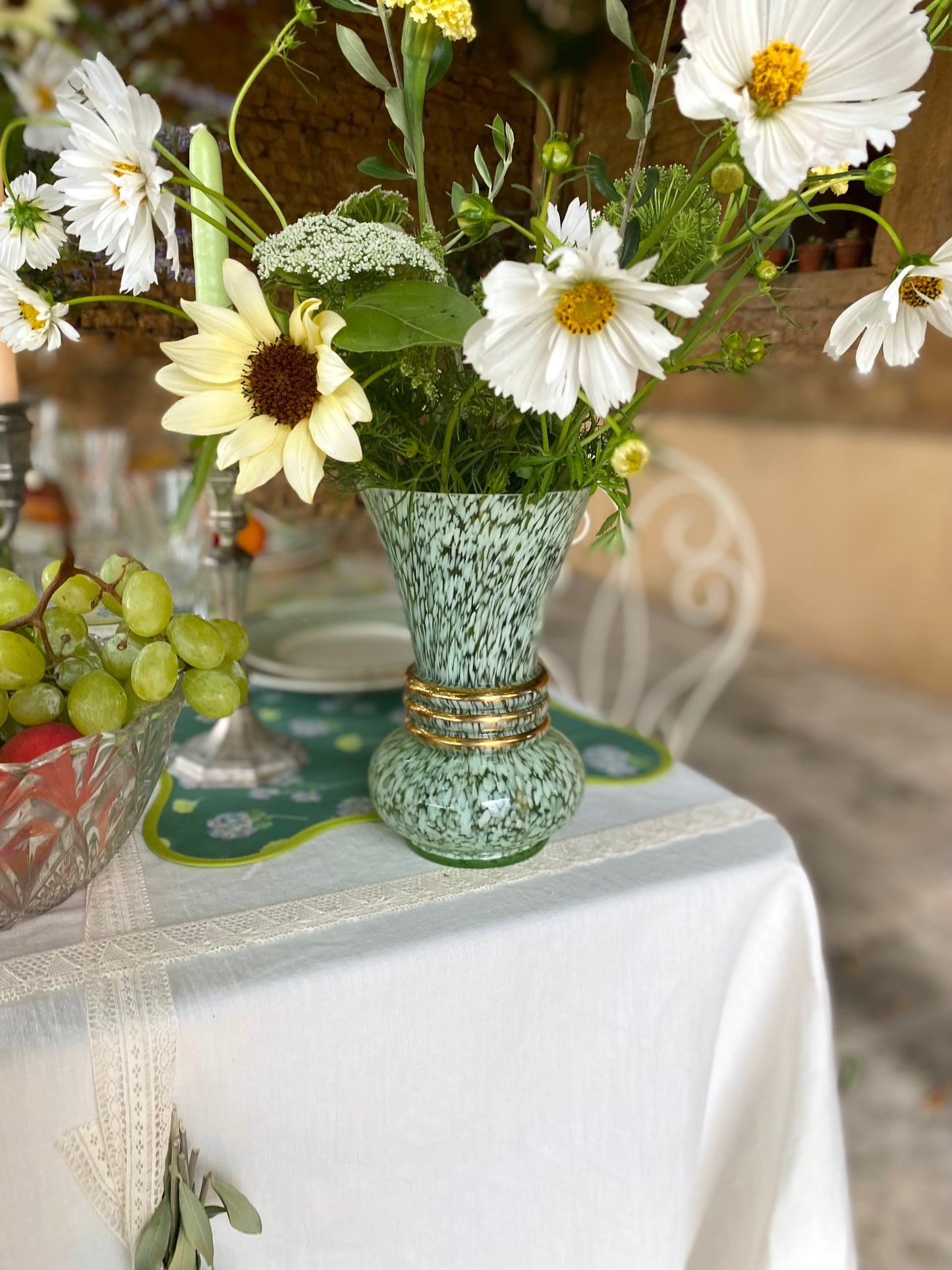 Vase soliflore en verre moucheté vert, bagues dorées —  années 60-70