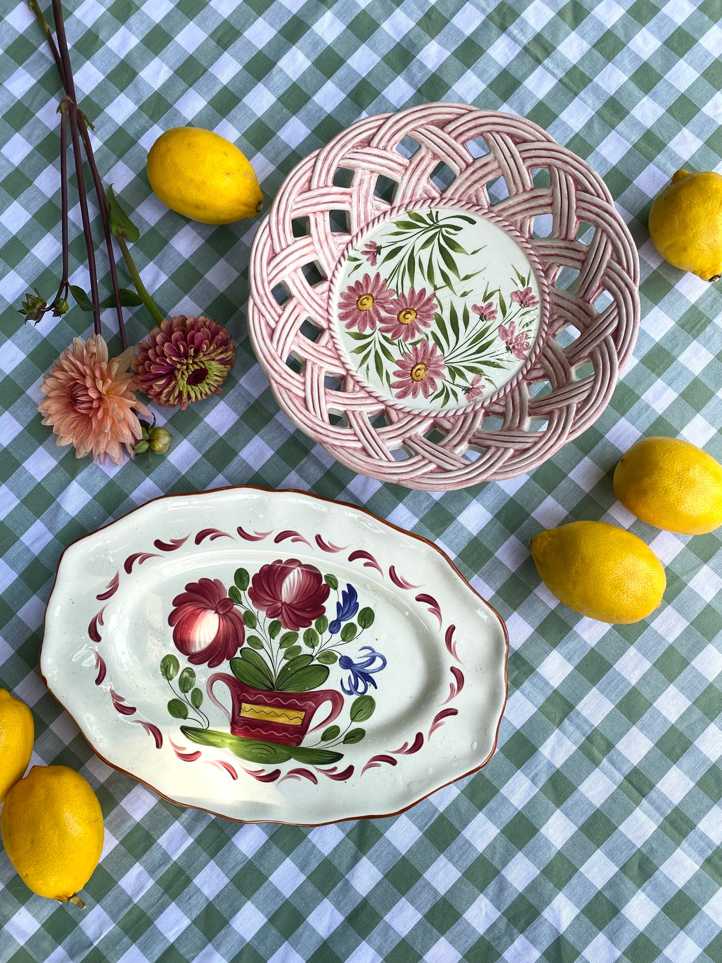 Duo de plats en faïence peinte à la main, motifs floraux