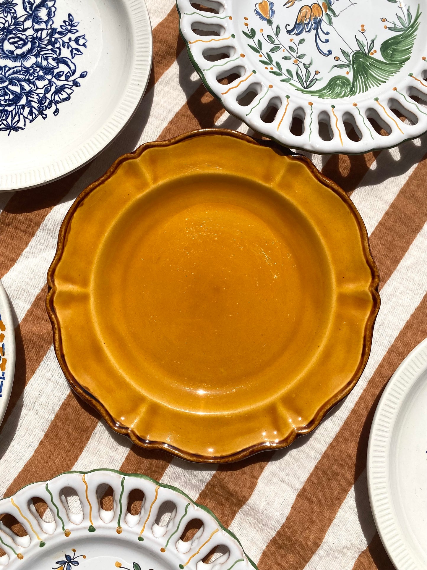 Ensemble de douze assiettes à dessert vintage dépareillées