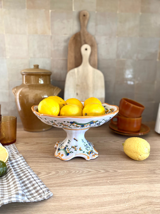 Coupe à fruits sur pied en faïence, décor Moustiers au musicien — pièce vintage