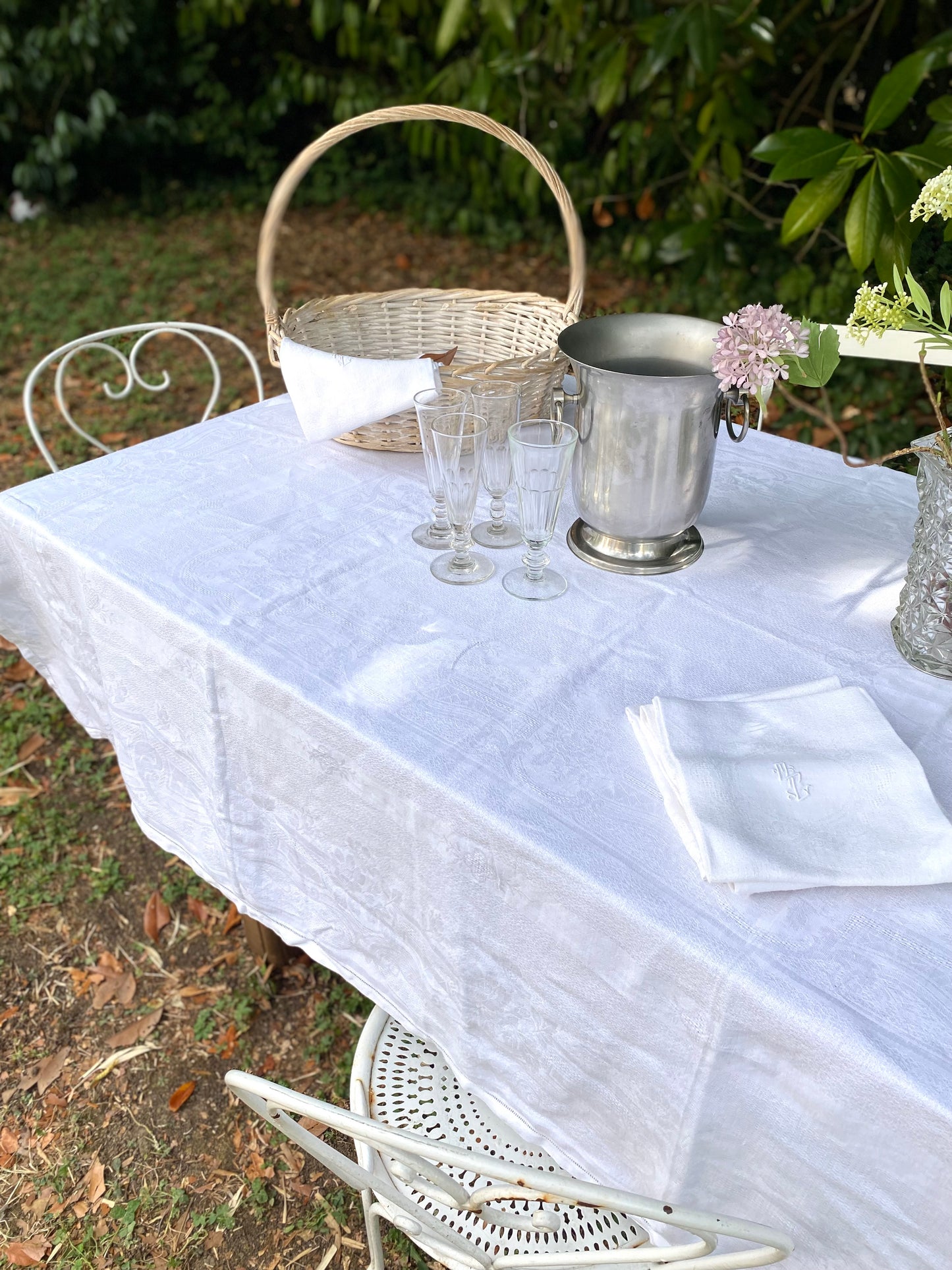 Service de table ancien en damassé blanc monogrammé début XXe siècle. Nappe 200x145 cm et 8 serviettes assorties
