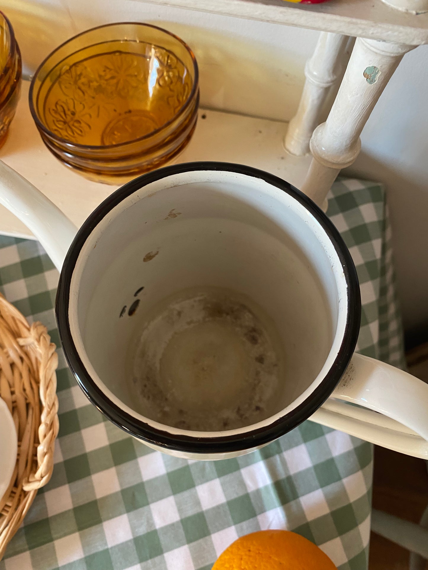 Cafetière en tôle émaillée à décor floral, années 1970