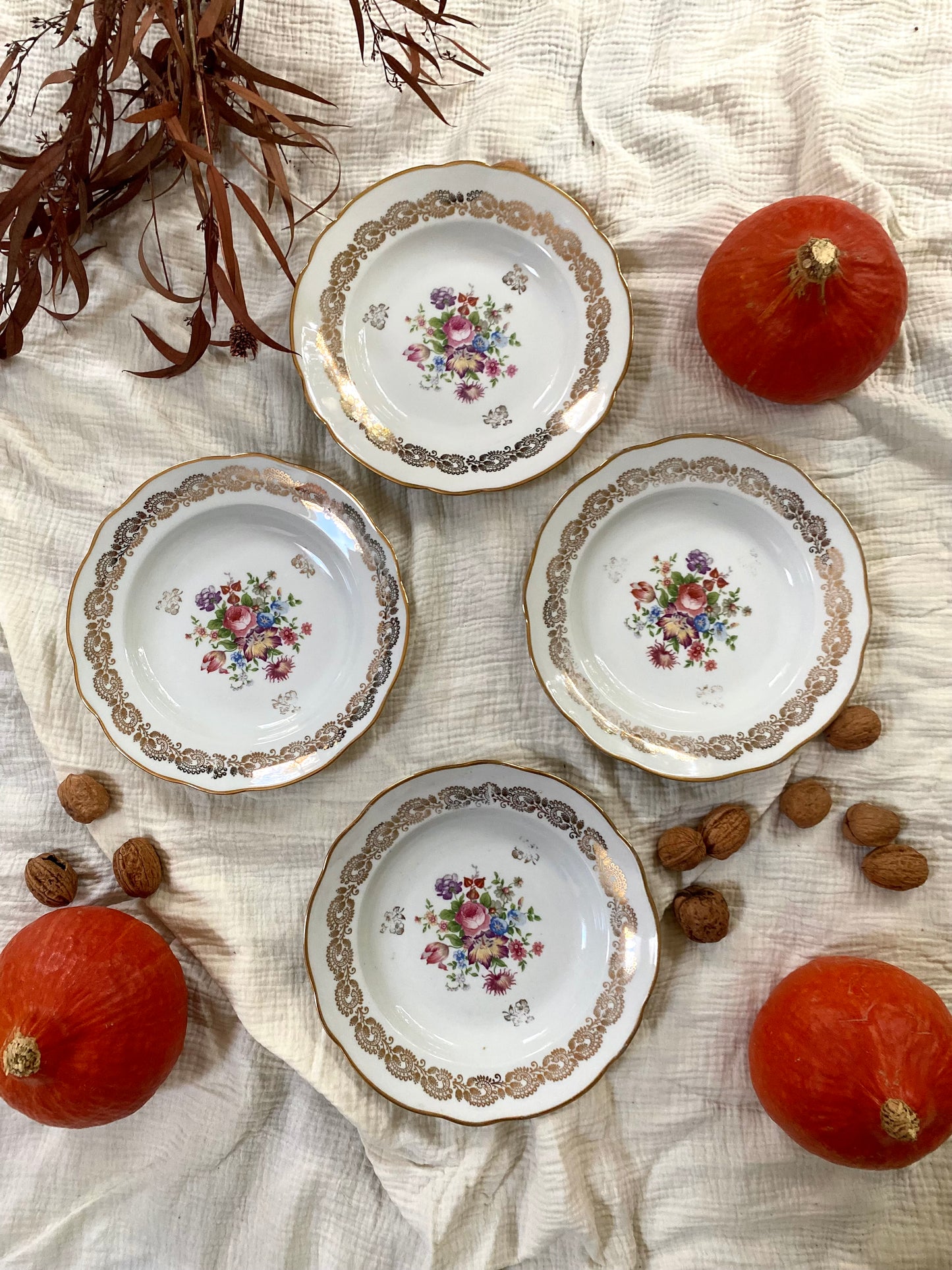 Assiettes creuses en faïence ancienne