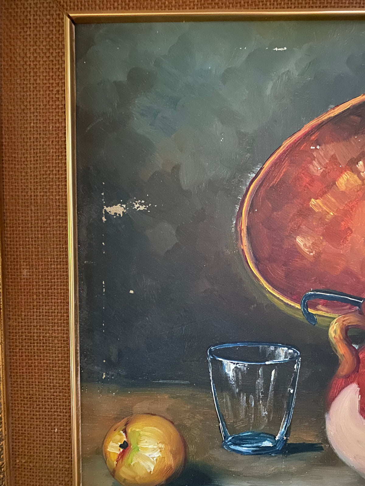 Nature morte aux pommes et chaudron de cuivre, huile sur toile milieu du XXe siècle.