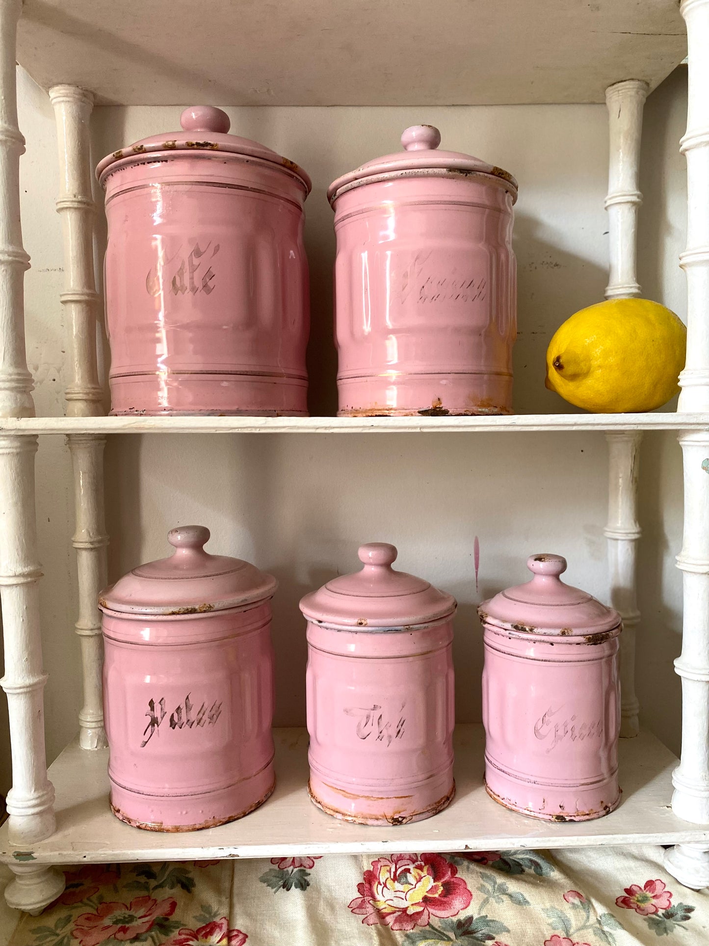 Rare Série de 5 Pots de Cuisine Anciens – Rose Poudré