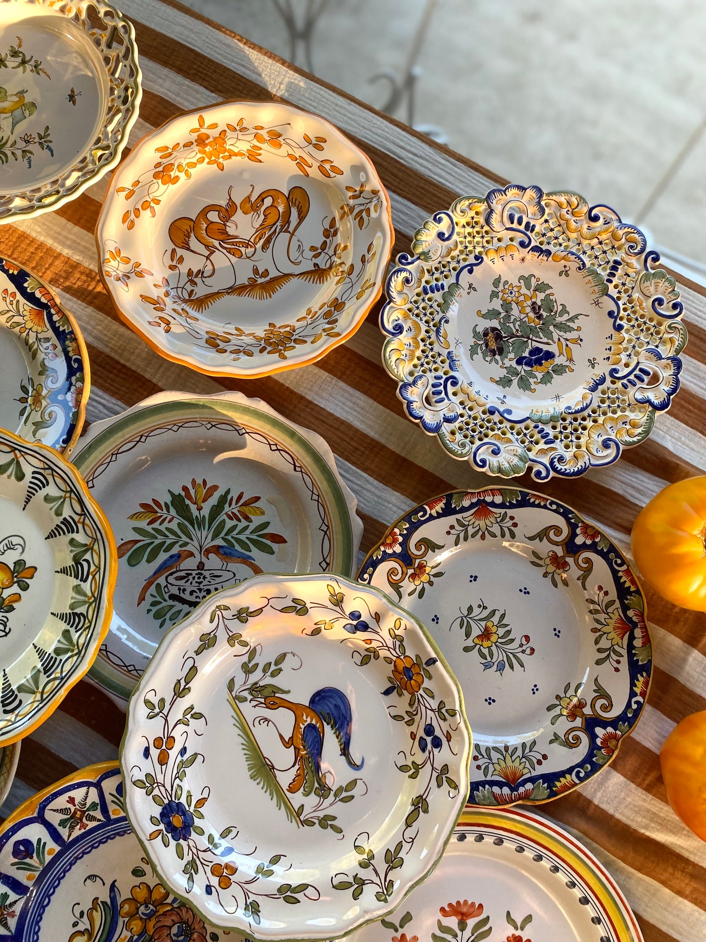 Service dépareillé de 11 assiettes en faïence peinte à la main