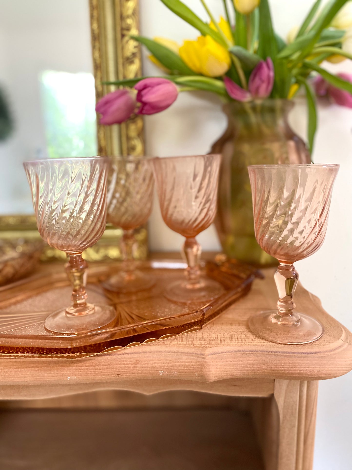 4 verres à pied en rosaline et leurs plateaux