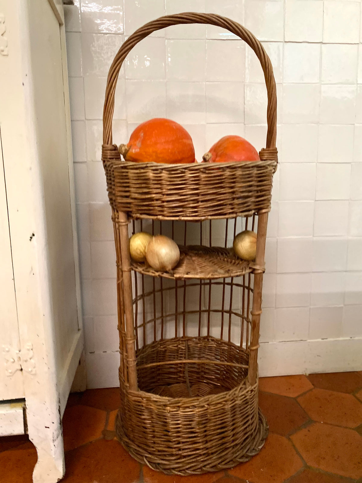 Panier en osier à trois niveaux avec anse haute, vintage