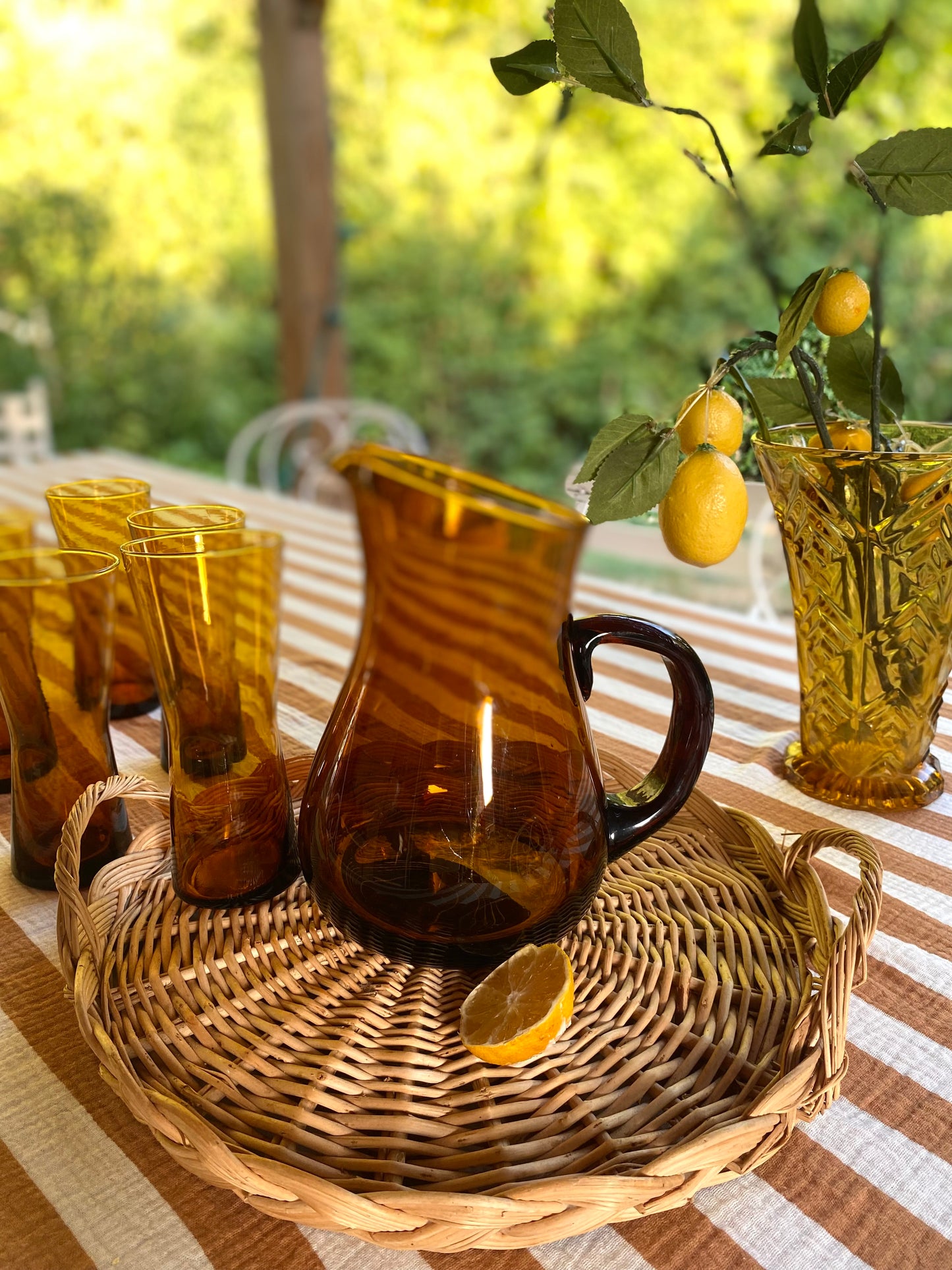 Service à orangeade vintage — pichet et 5 verres en verre soufflé ambré