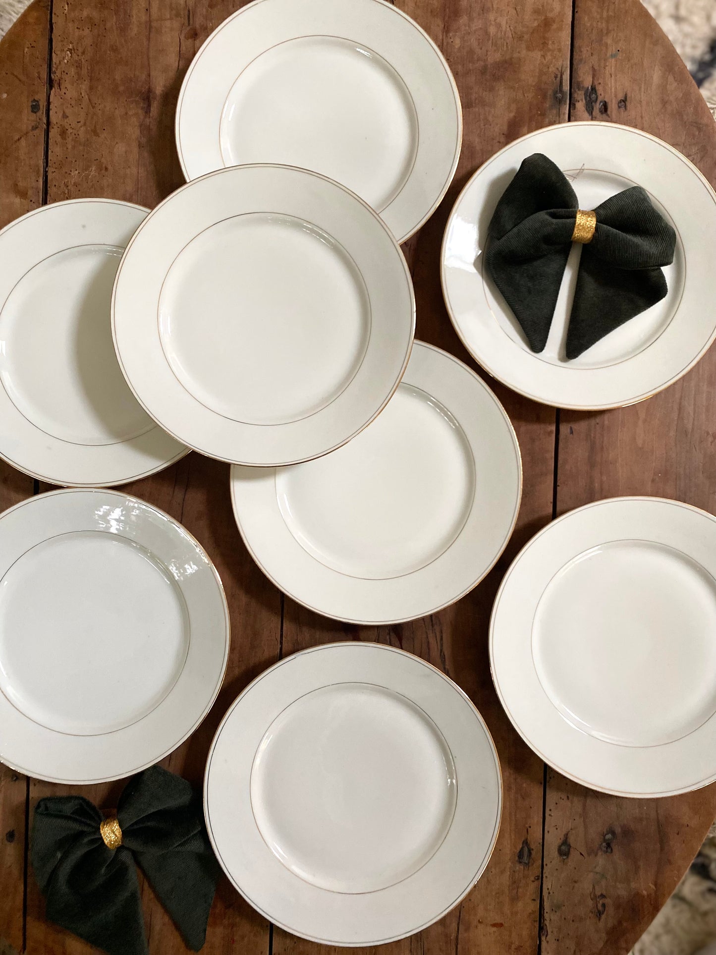 Assiettes plates en faïence ancienne