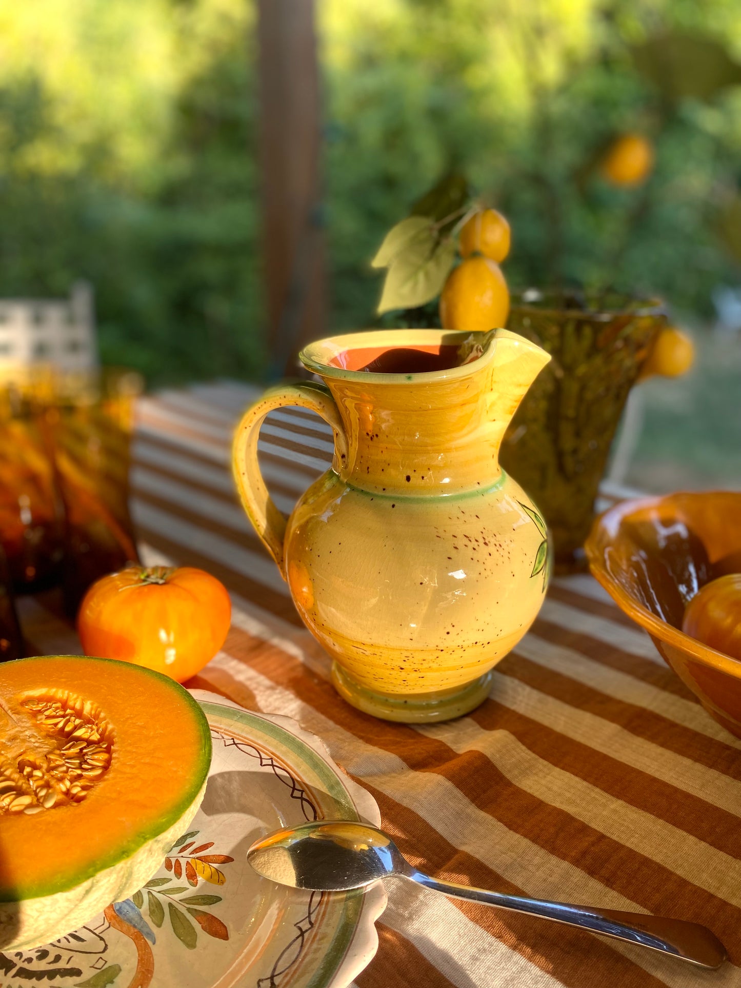 Pichet ancien en faïence jaune, décor peint main