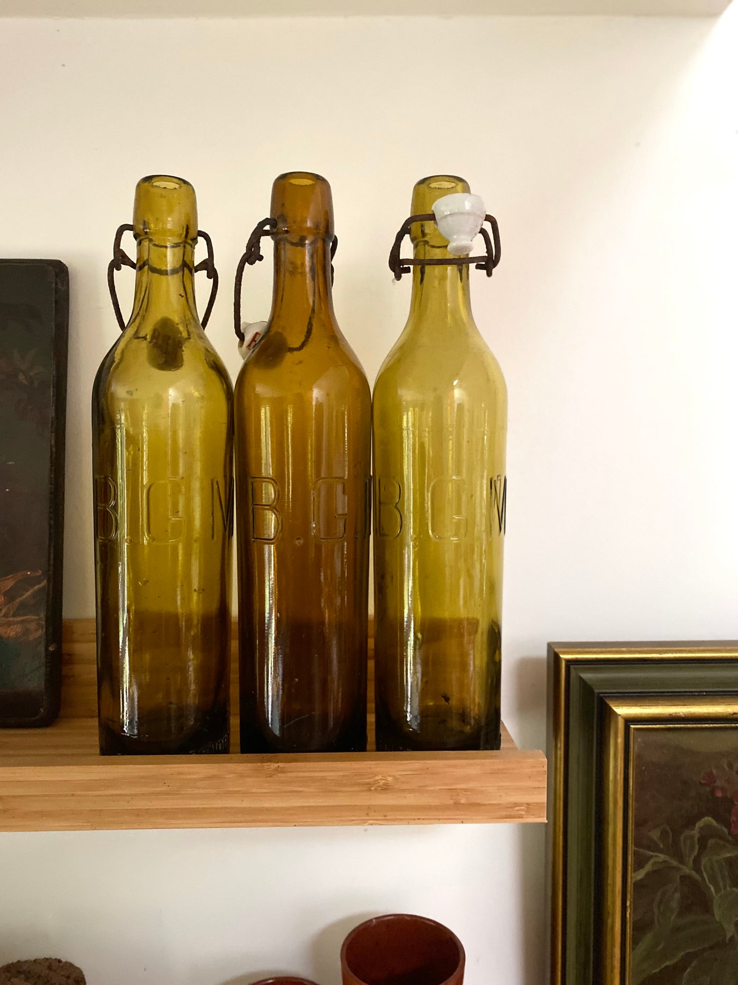 Bouteilles anciennes en verre teinté