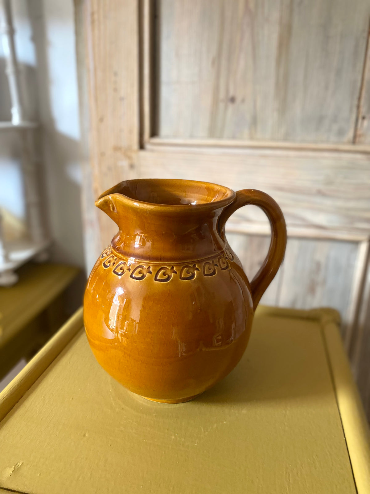 Pichet vintage en faïence émail caramel à frise estampée