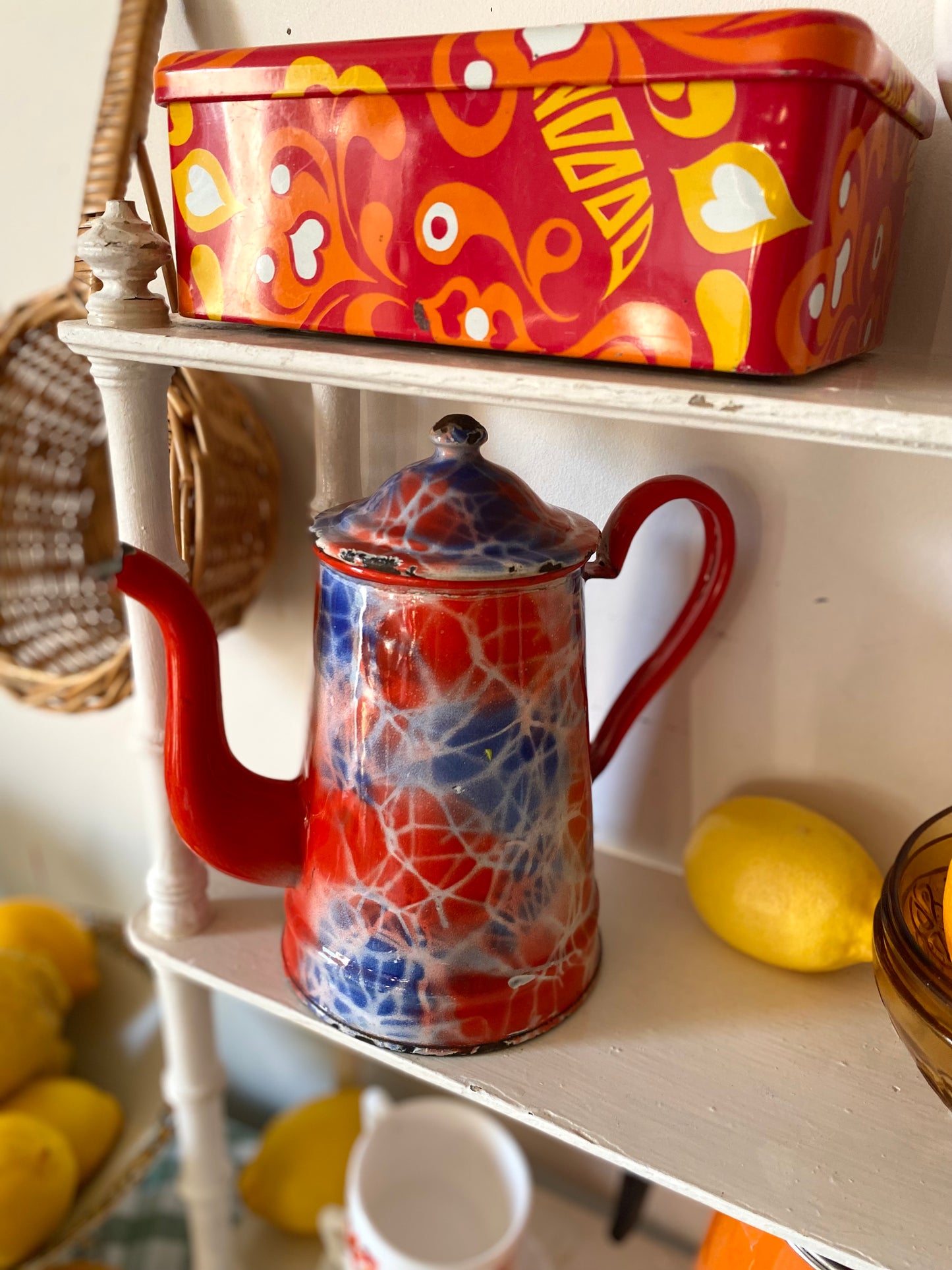 Cafetière en tôle émaillée à décor marbré, années 1920-1930
