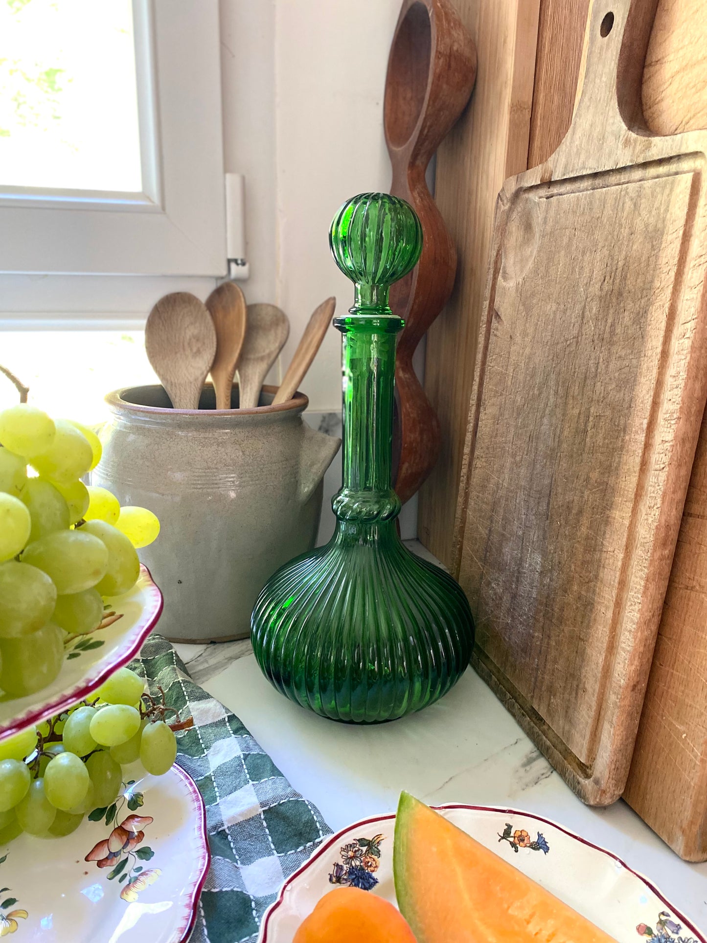 Carafe en verre côtelé vert émeraude, bouchon boule