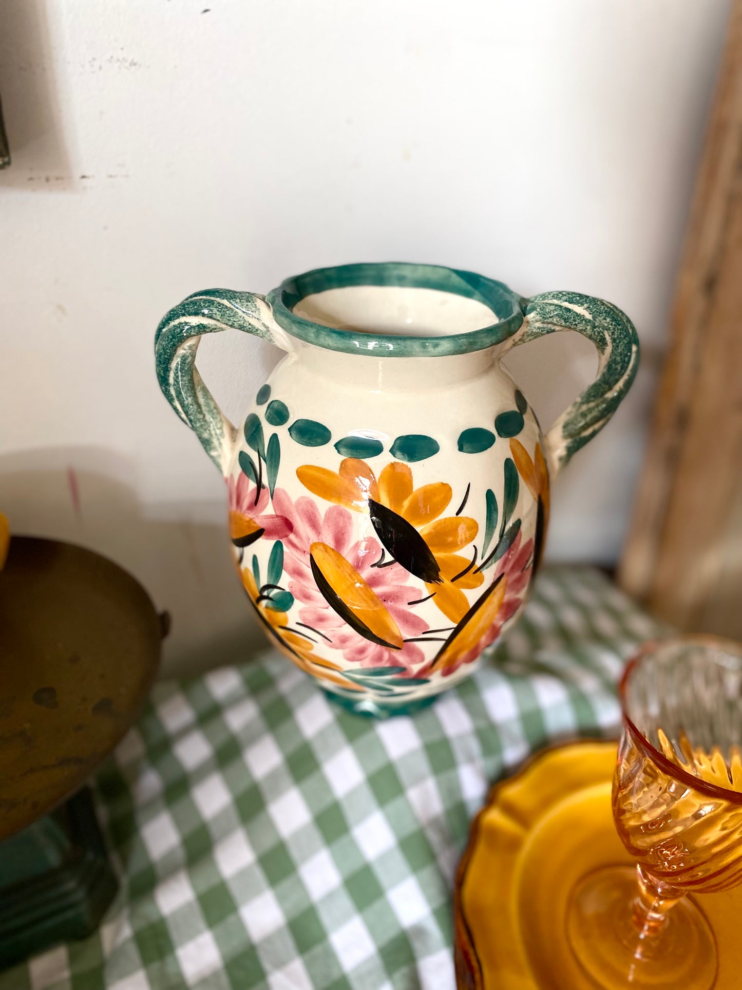 Vase à deux anses en céramique peinte, décor floral