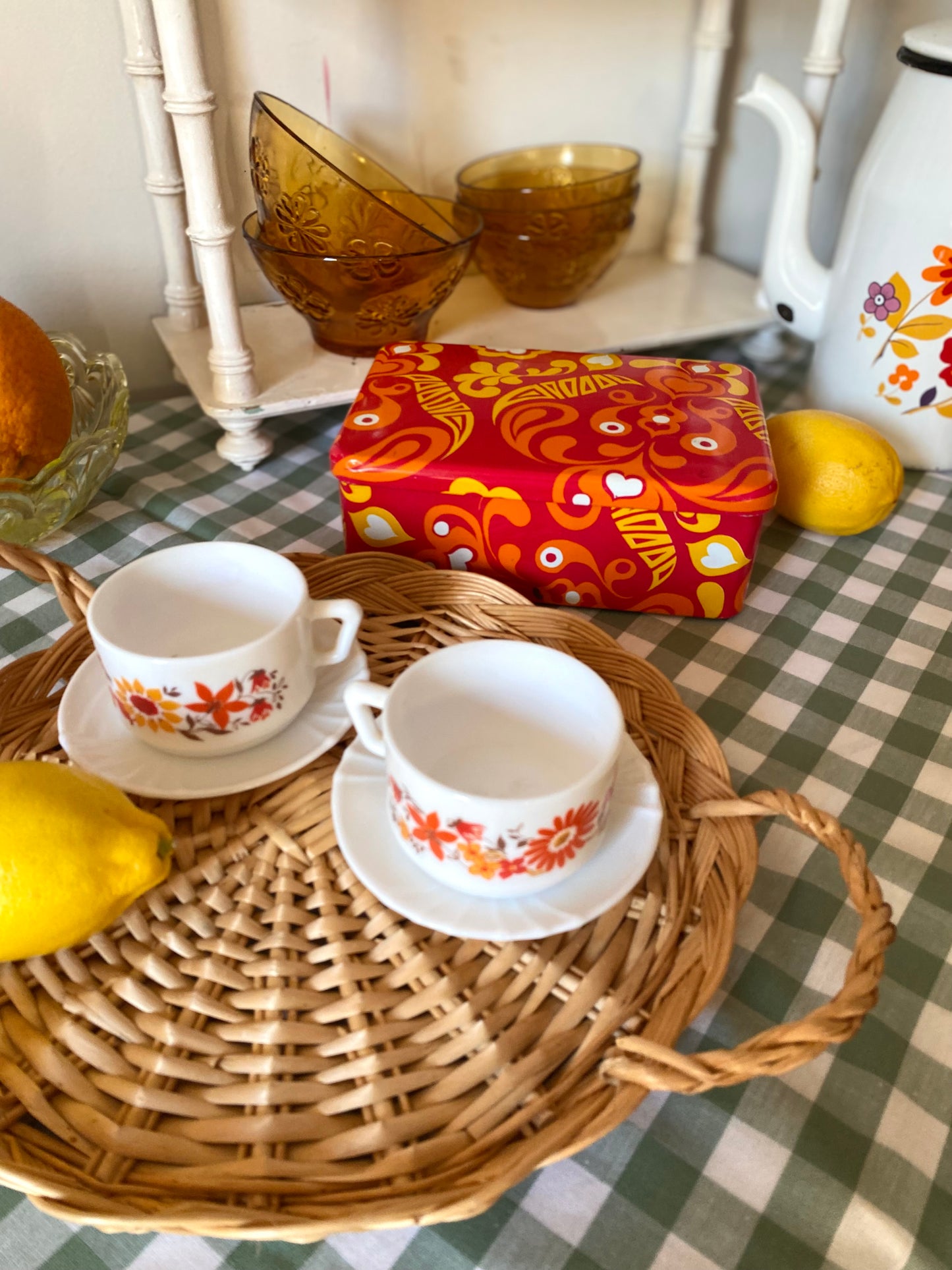 Duo de tasses Arcopal vintage + boîte en métal à motifs rétro