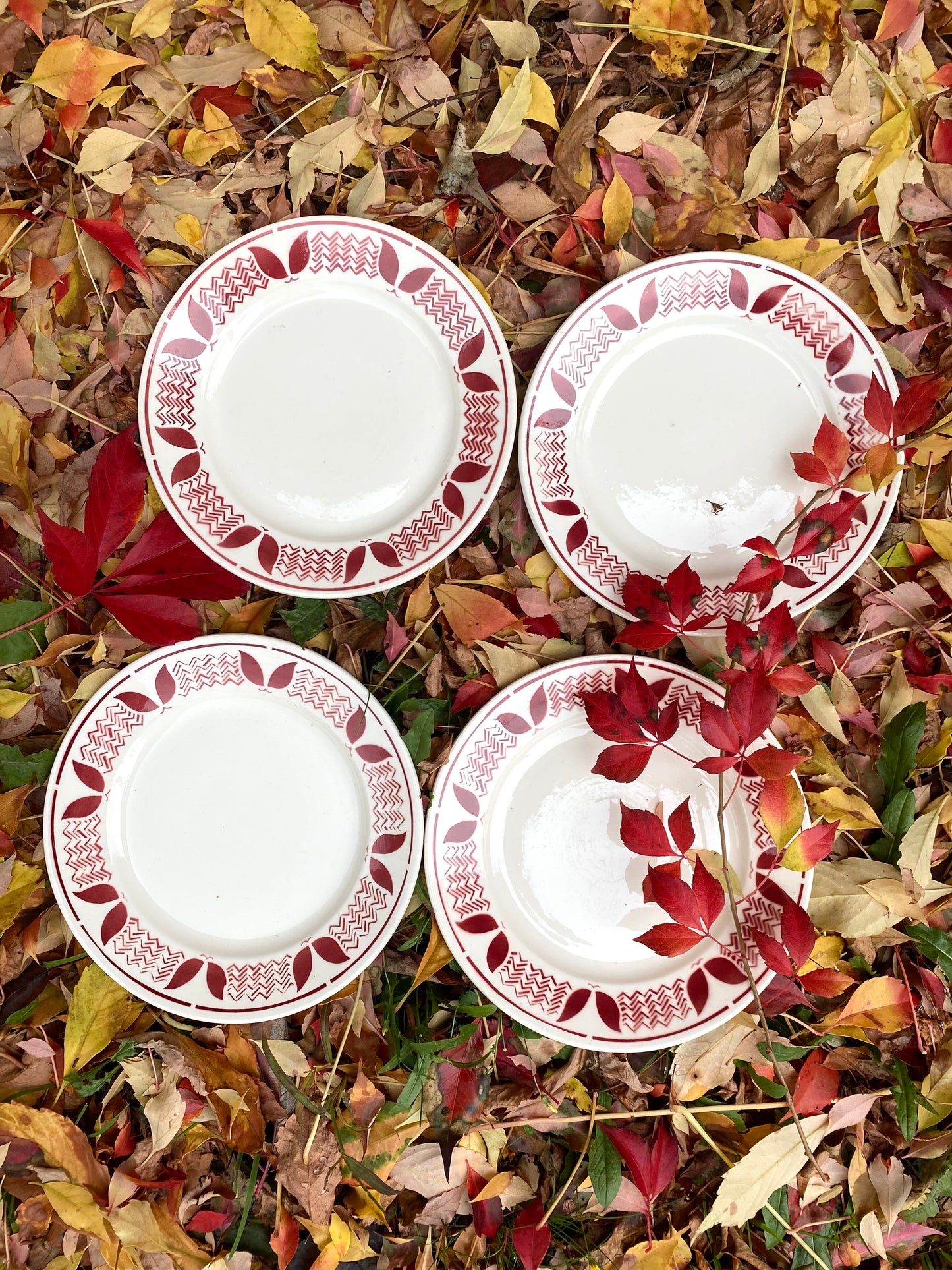 Assiettes à dessert en faïence ancienne