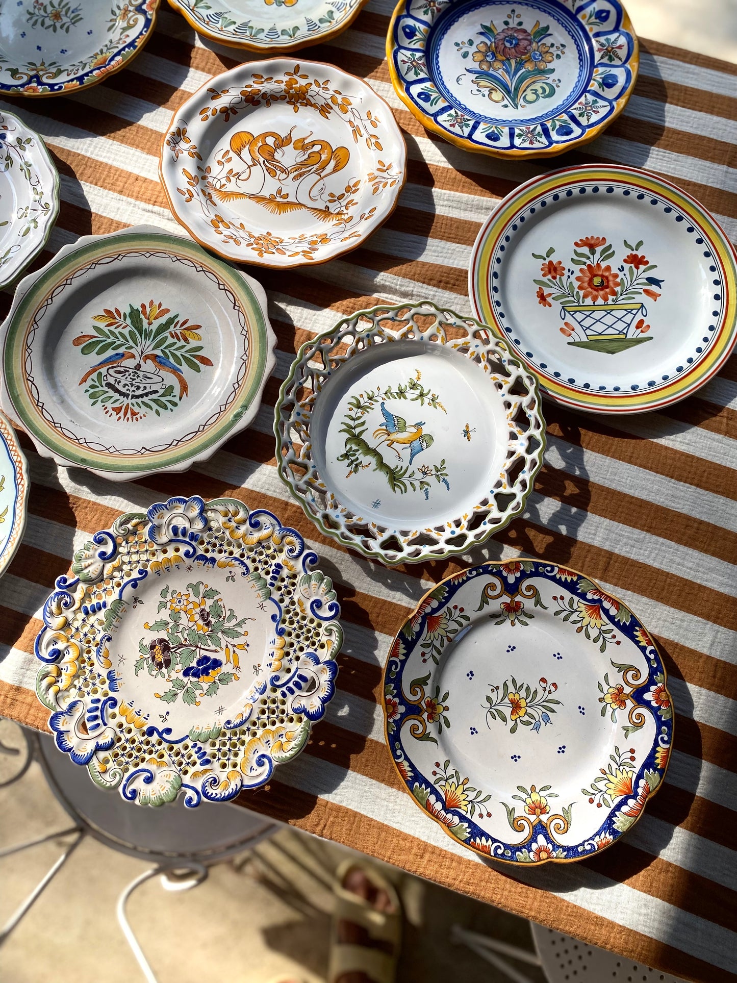Service dépareillé de 11 assiettes en faïence peinte à la main