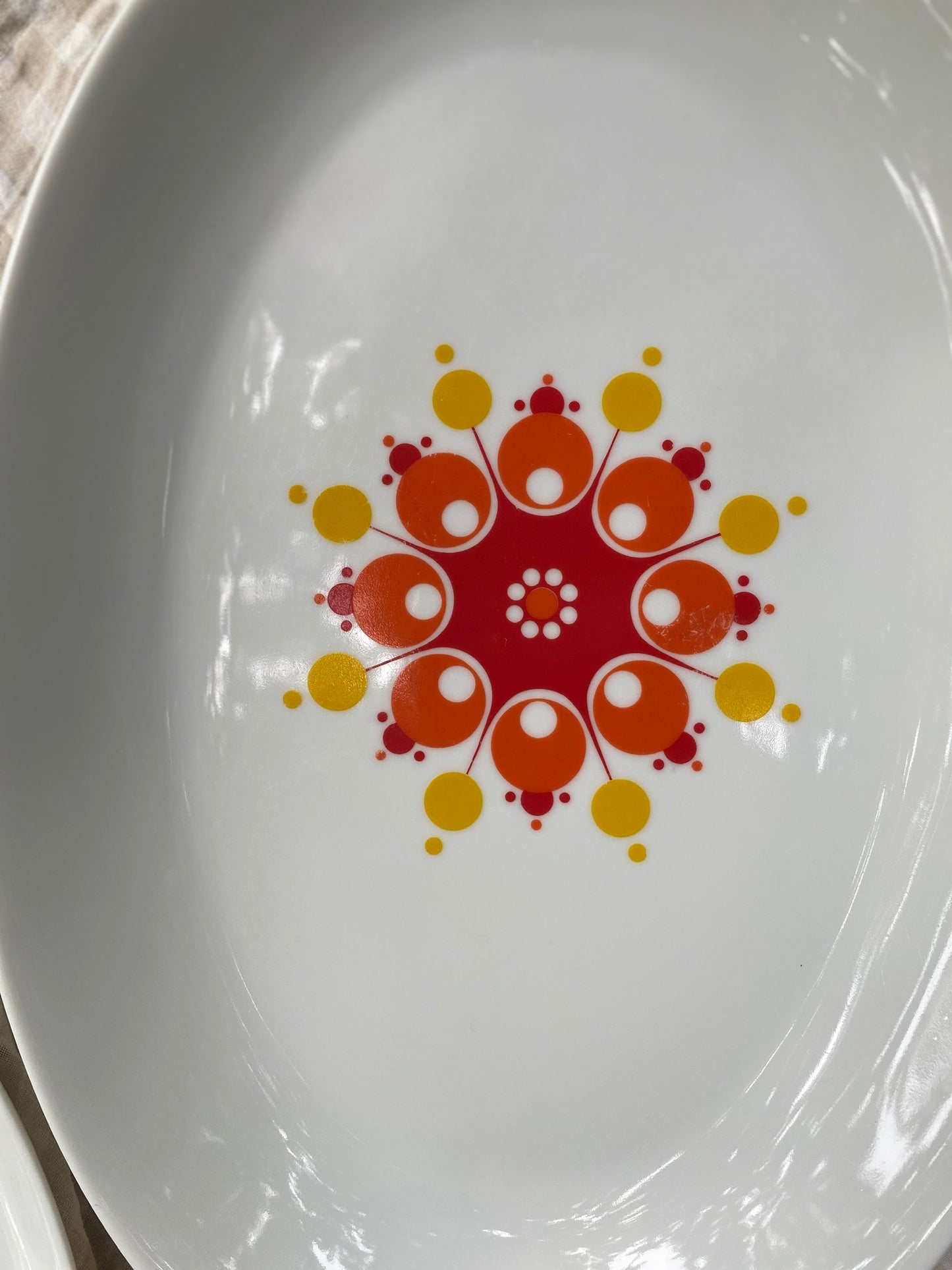 Duo de plats ovales en porcelaine à décor soleil pop — années 70