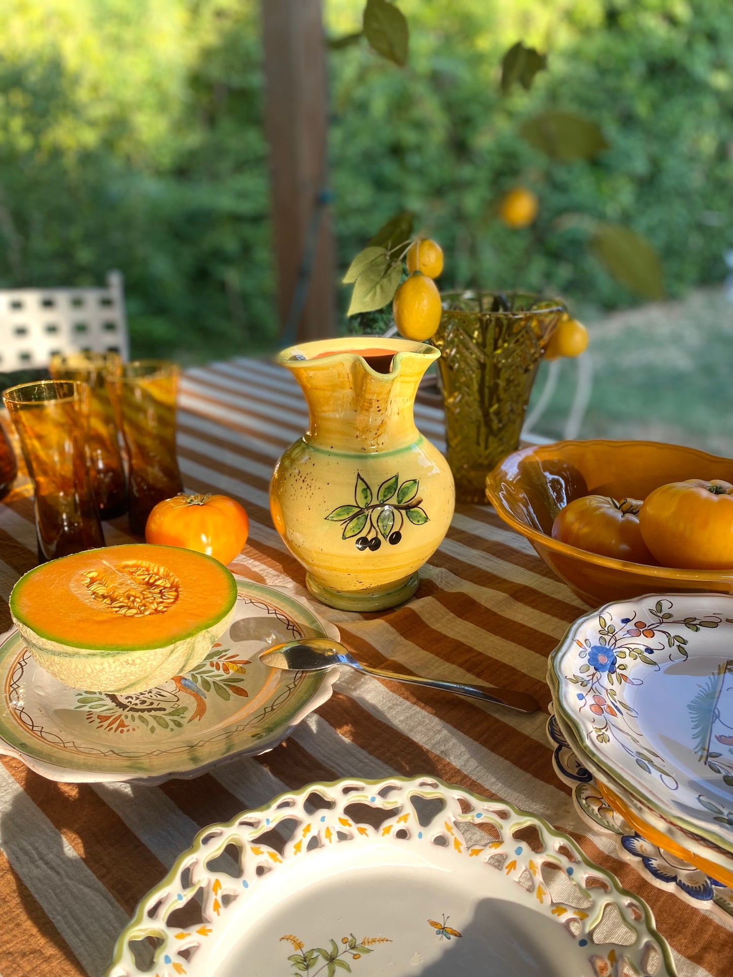 Pichet ancien en faïence jaune, décor peint main