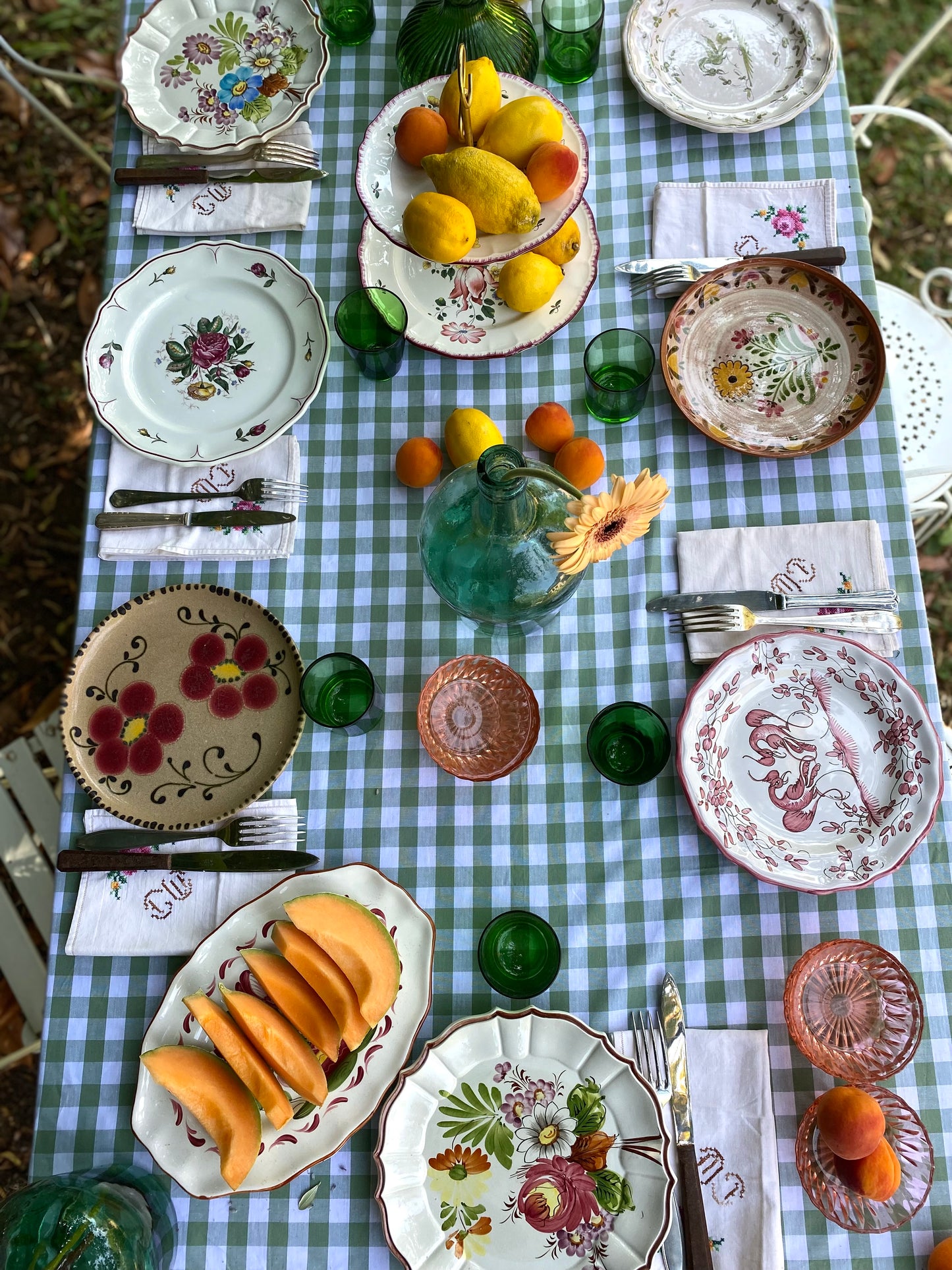 Exceptionnel ensemble de 15 grandes assiettes dépareillées