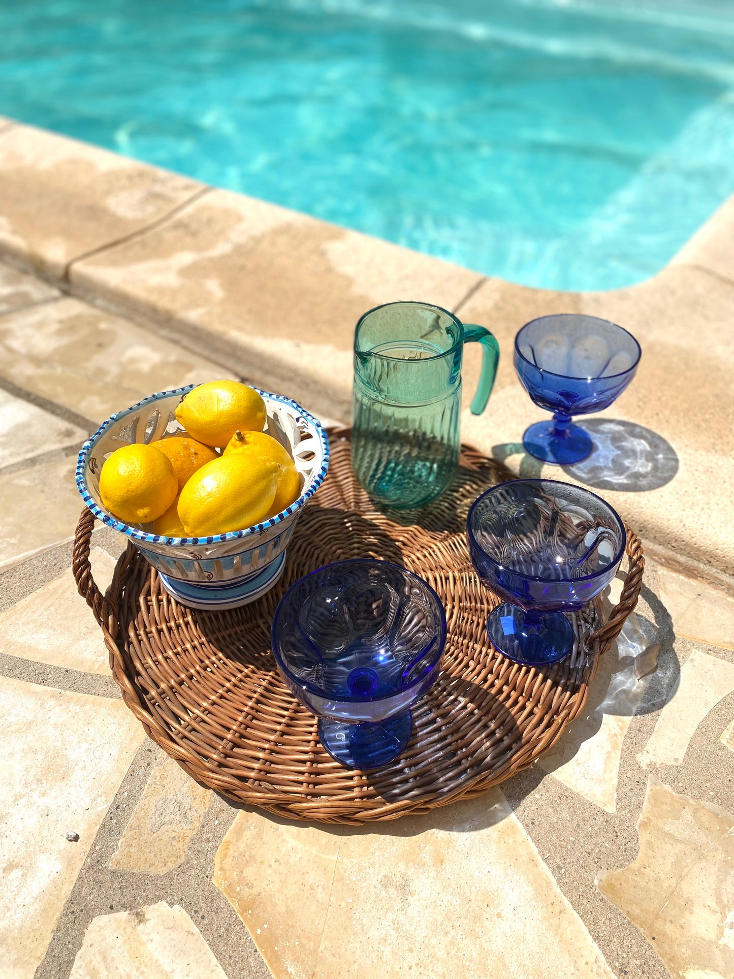 Ensemble vintage verre soufflé — coupes bleues et pichet turquoise