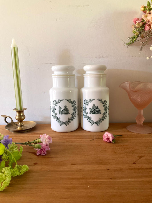 Paire de Pots d’Apothicaire en Verre de Lait 1960