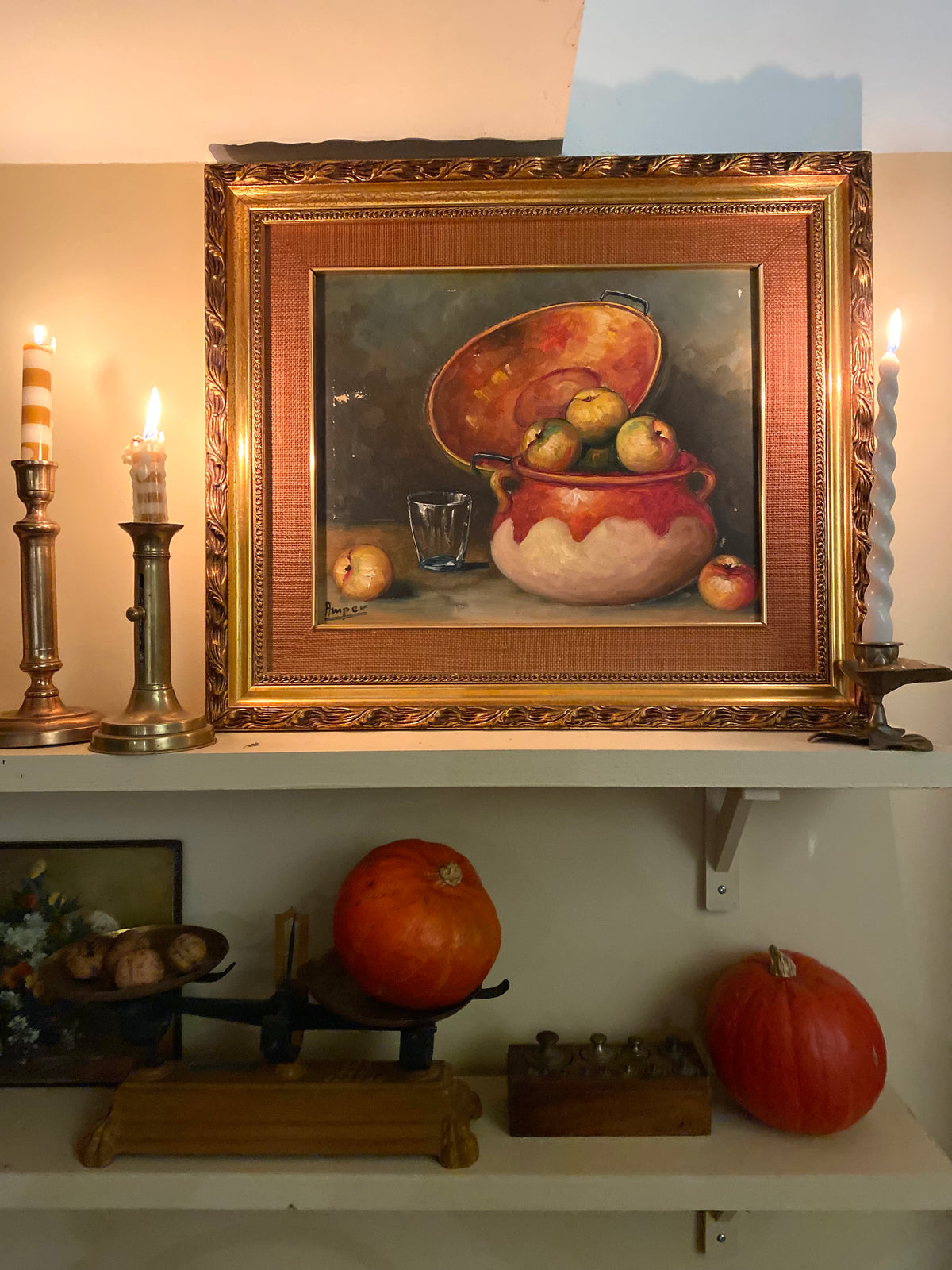 Nature morte aux pommes et chaudron de cuivre, huile sur toile milieu du XXe siècle.