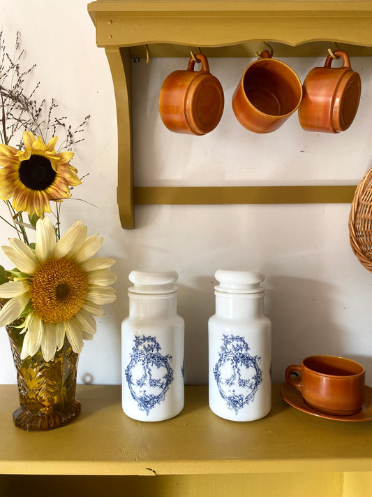 Paire de pots apothicaire en opaline, décor floral bleu, années 70