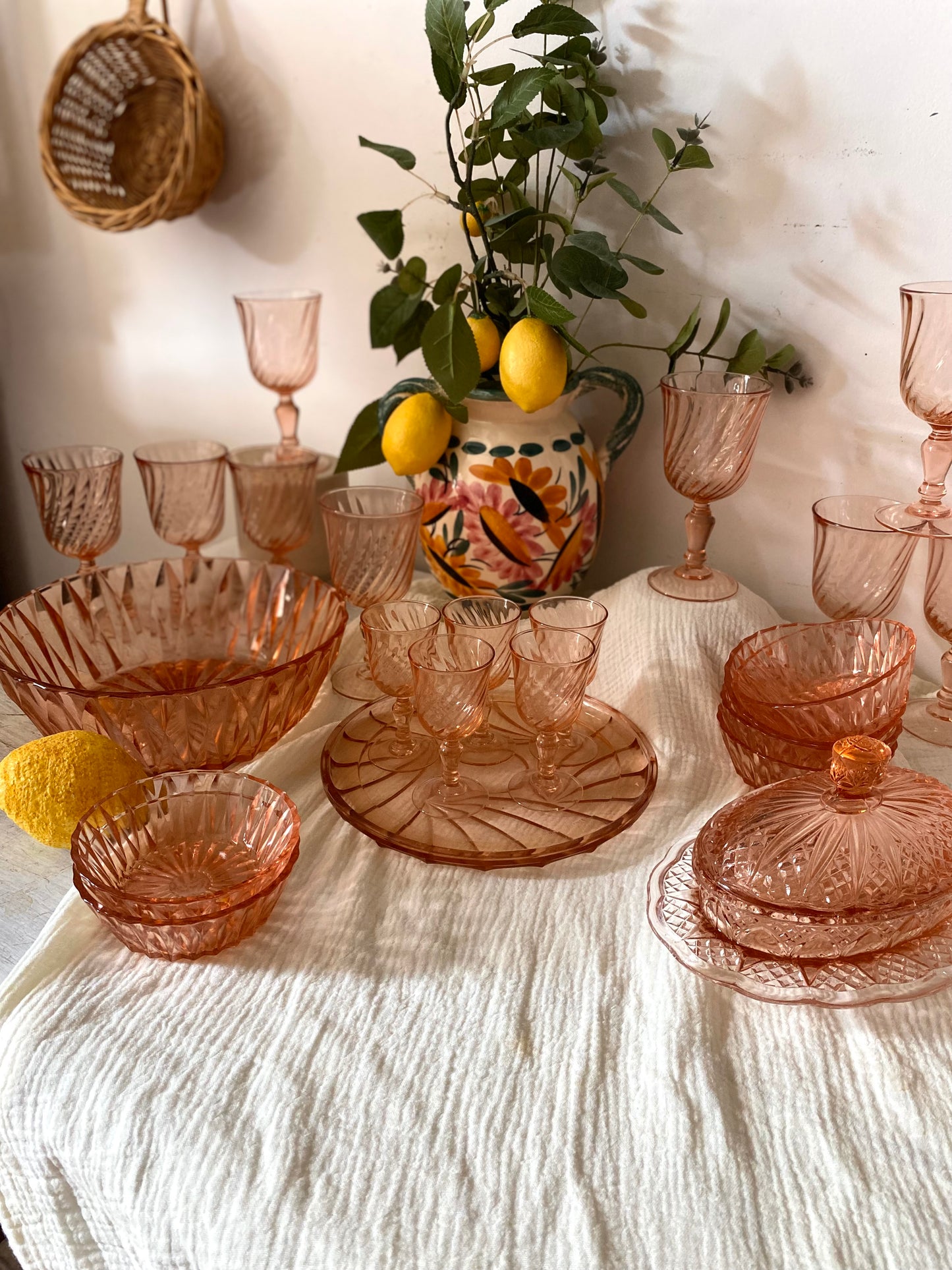 Service à liqueur en verre rose torsadé, 5 verres et plateau — vintage années 1930-1950