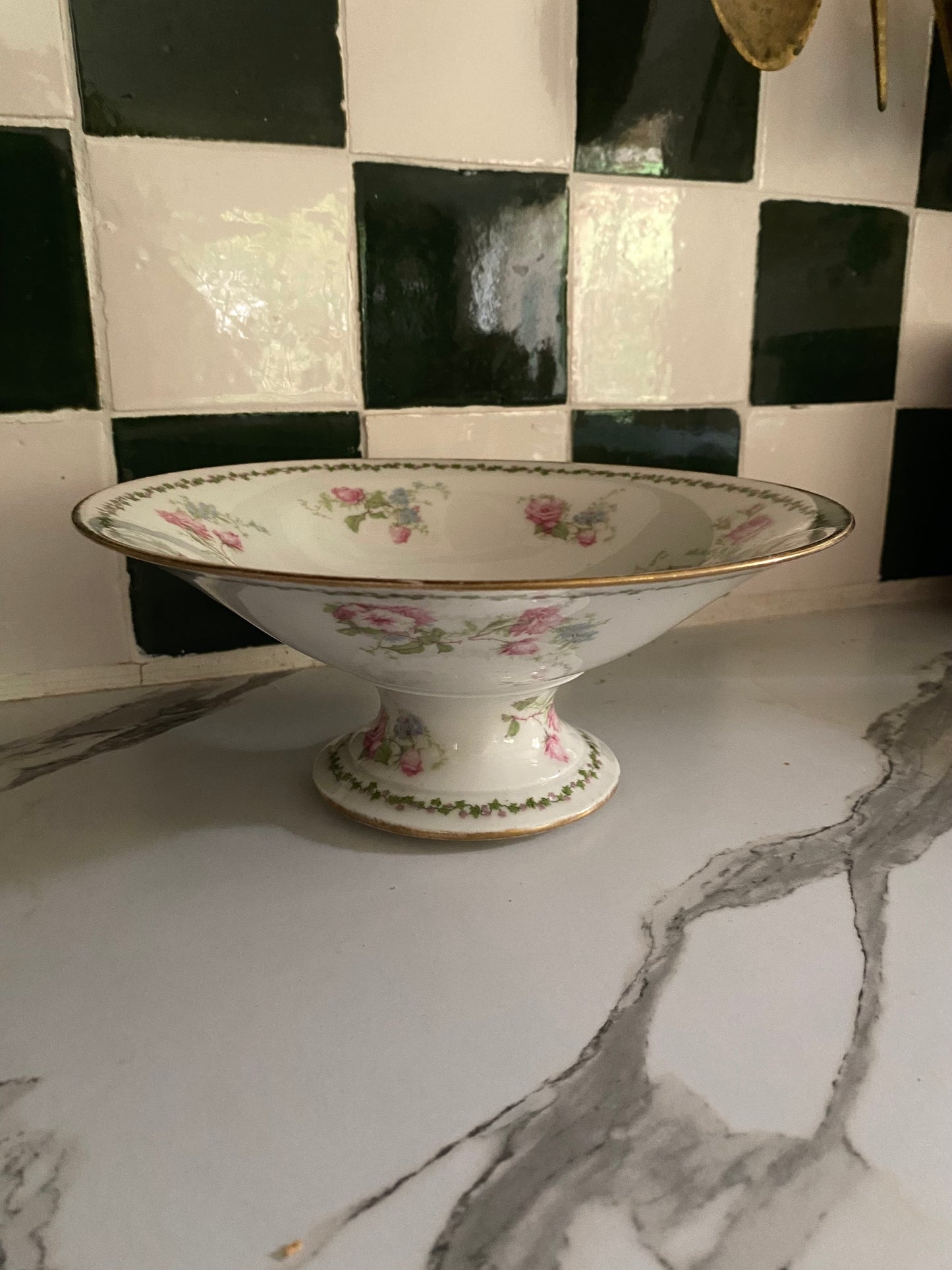 Coupe sur pied en porcelaine de Limoges, 1900-1920