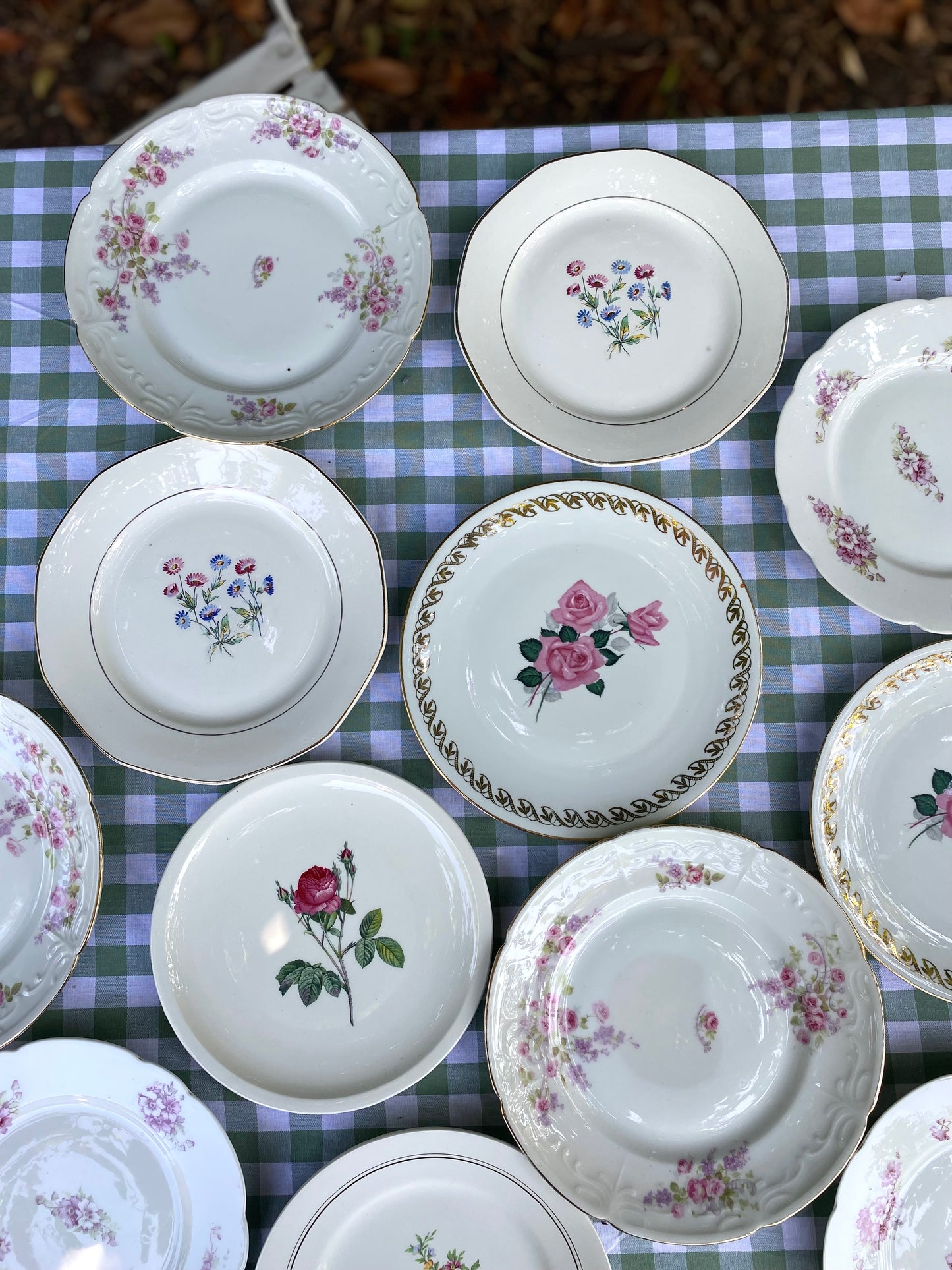 Lot de 12 assiettes anciennes en faïence dépareillées