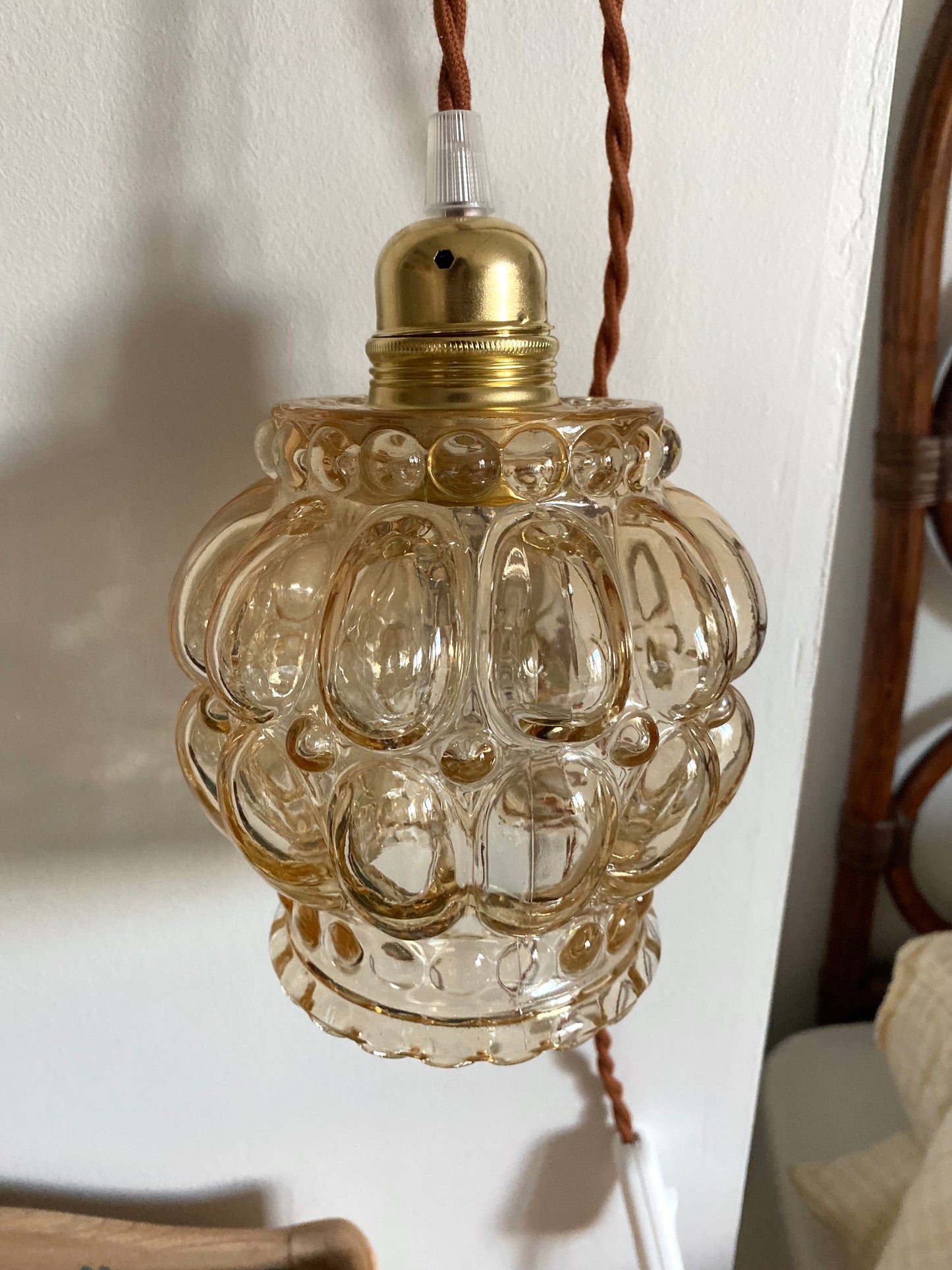 Baladeuse montée sur un globe en verre bullé ancien