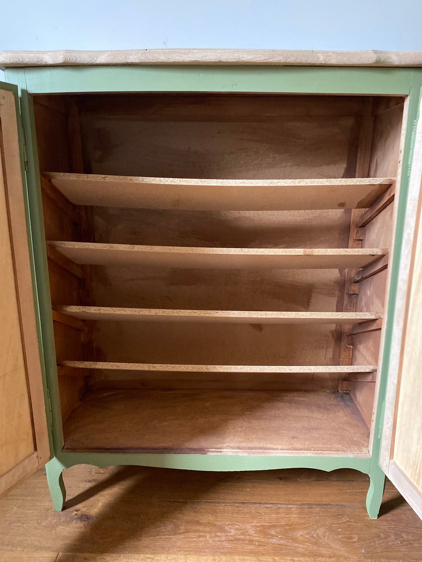 Buffet parisien ancien à chaussures