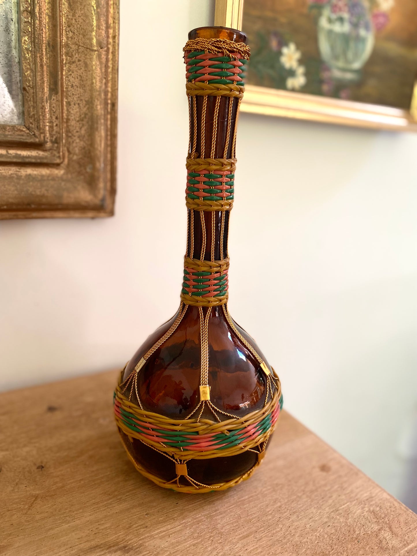 Carafe - Bouteille en Verre Ambré, Gainée de Osier et Scoubidou Tressé - Années 60/70