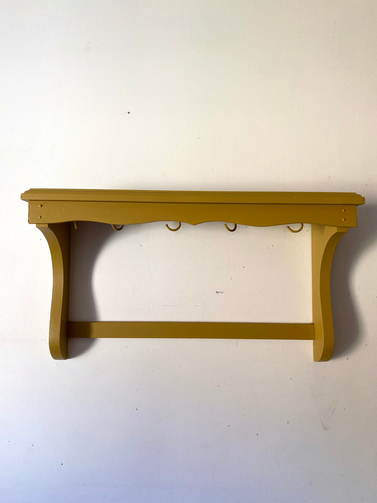 Étagère murale rustique, bois peint ocre moutarde