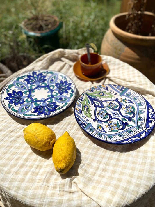 Duo d'assiettes décoratives en céramique peinte à la main — 26 et 27 cm