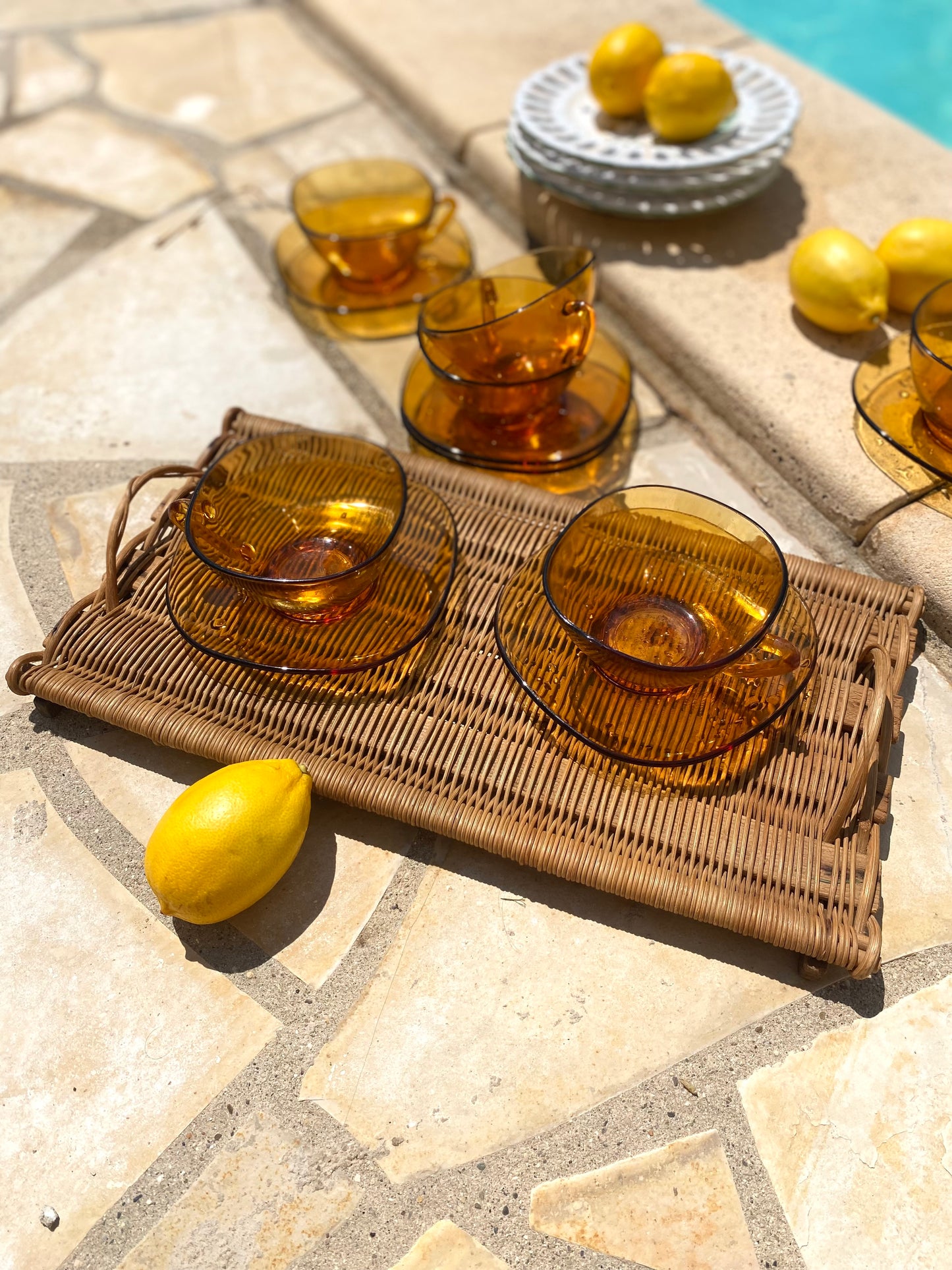 Tasses et soucoupes en verre ambré, plateau en osier