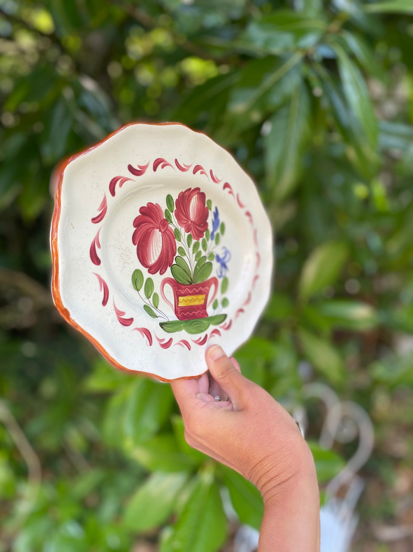 Duo de plats en faïence peinte à la main, motifs floraux