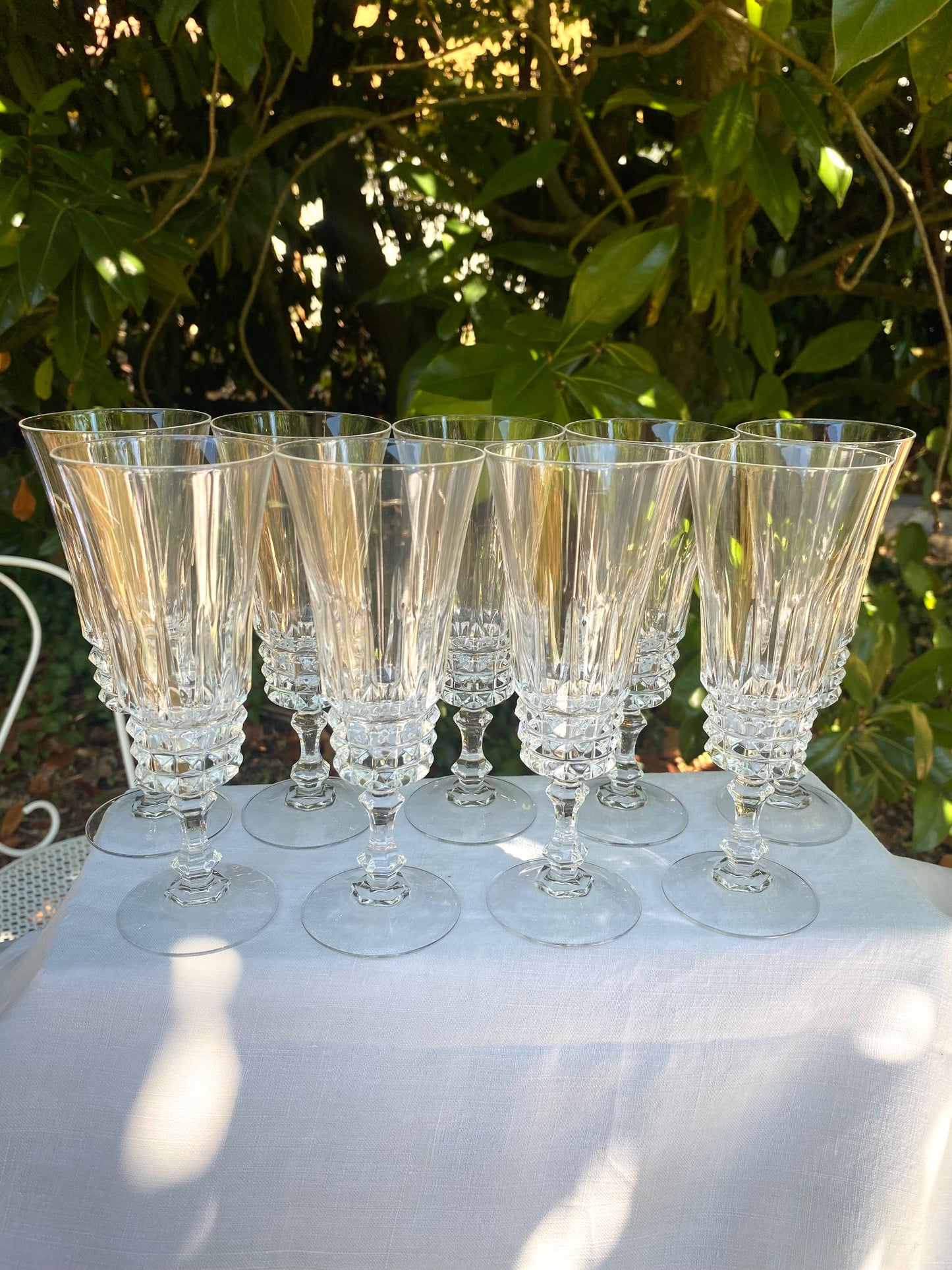 Service de 9 flûtes à champagne en cristal taillé, motif diamant.