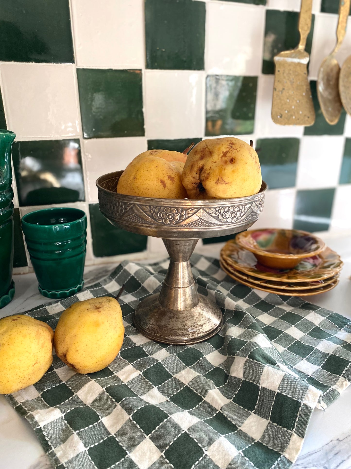 Coupe sur pied en métal argenté ancien gravé