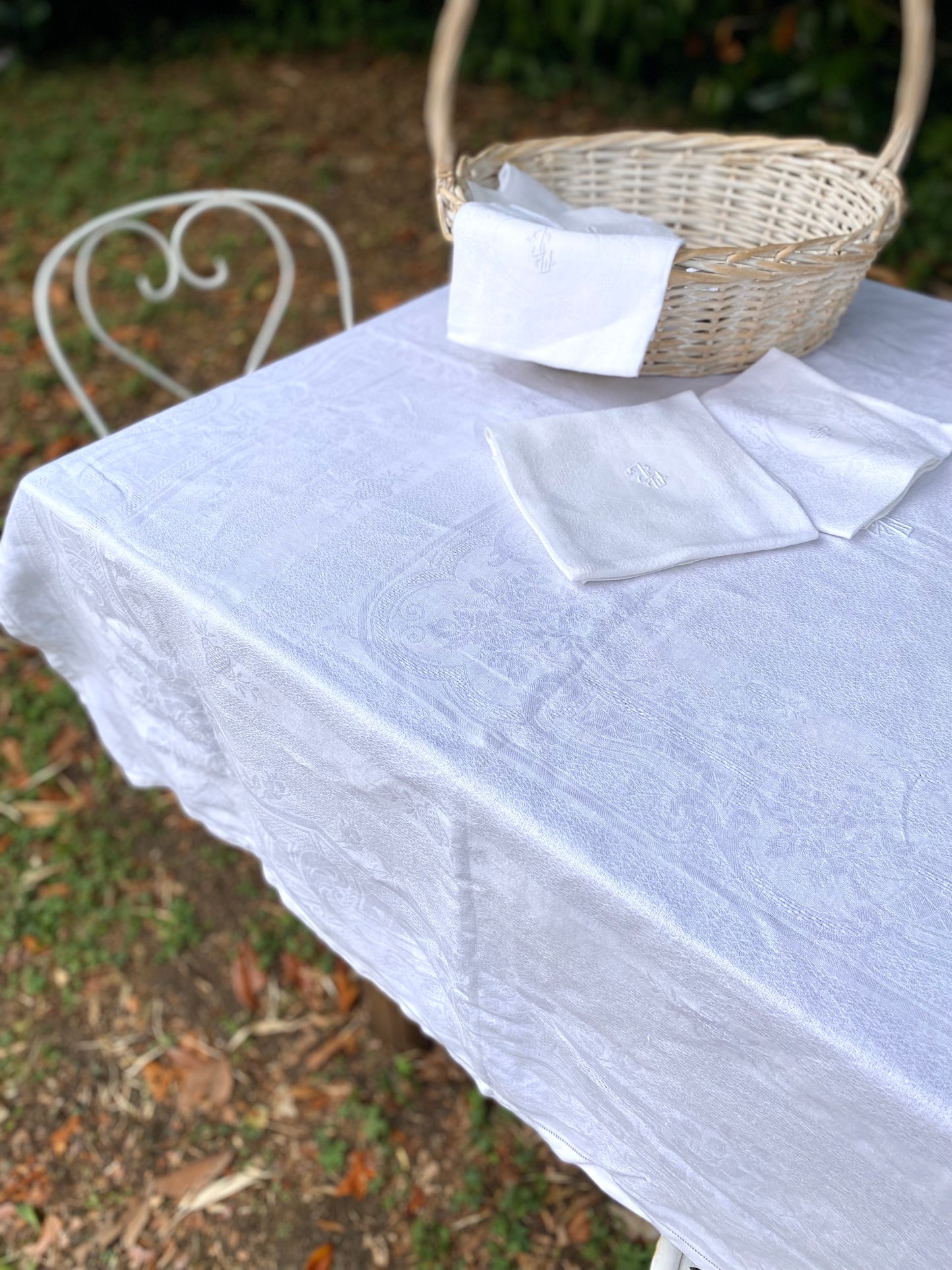 Service de table ancien en damassé blanc monogrammé début XXe siècle. Nappe 200x145 cm et 8 serviettes assorties