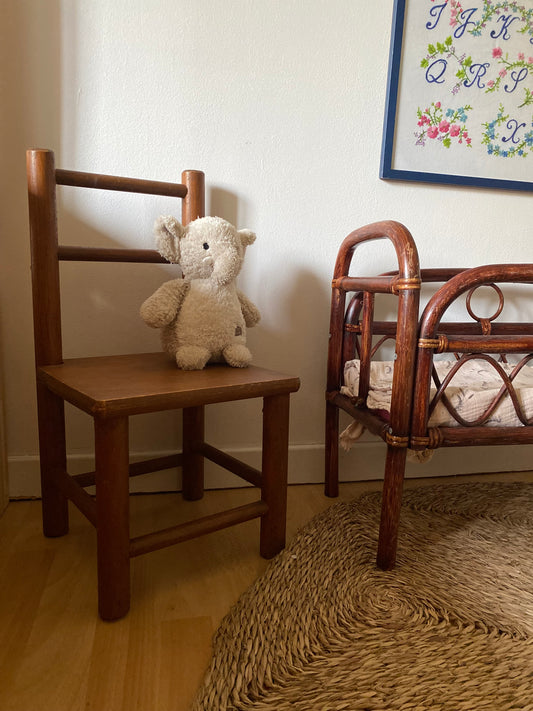 Petite chaise pour enfant en bois ancien